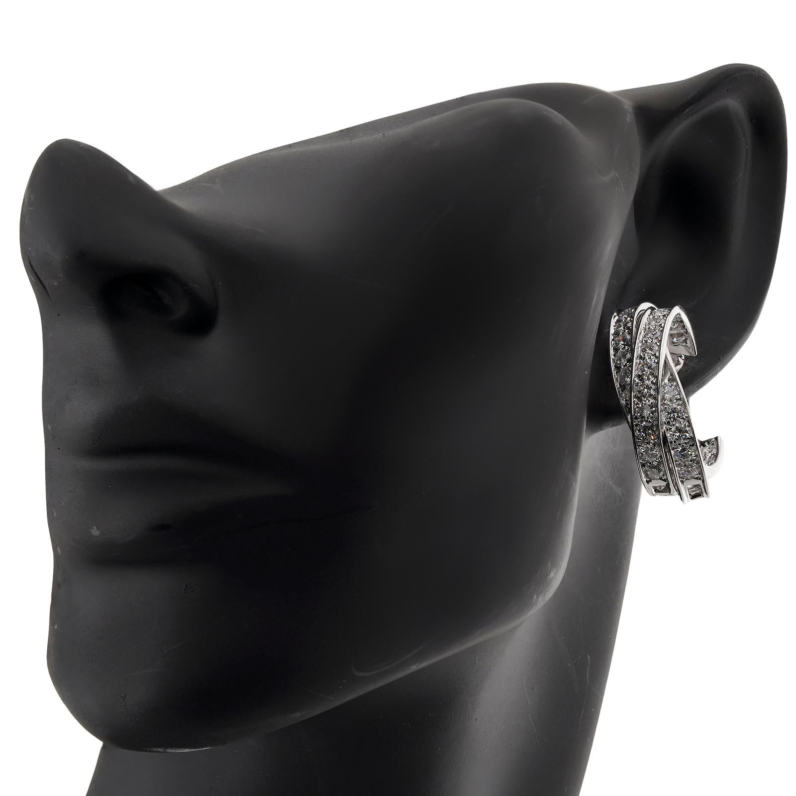 CARTIER Boucles d'oreilles larges Inside Out en or blanc et diamants naturels Trinity Excellent état - En vente à New York, NY