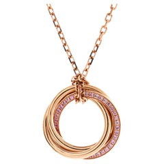 Cartier, collier Trinity pendentif en or rose 18 carats avec saphirs roses pavés