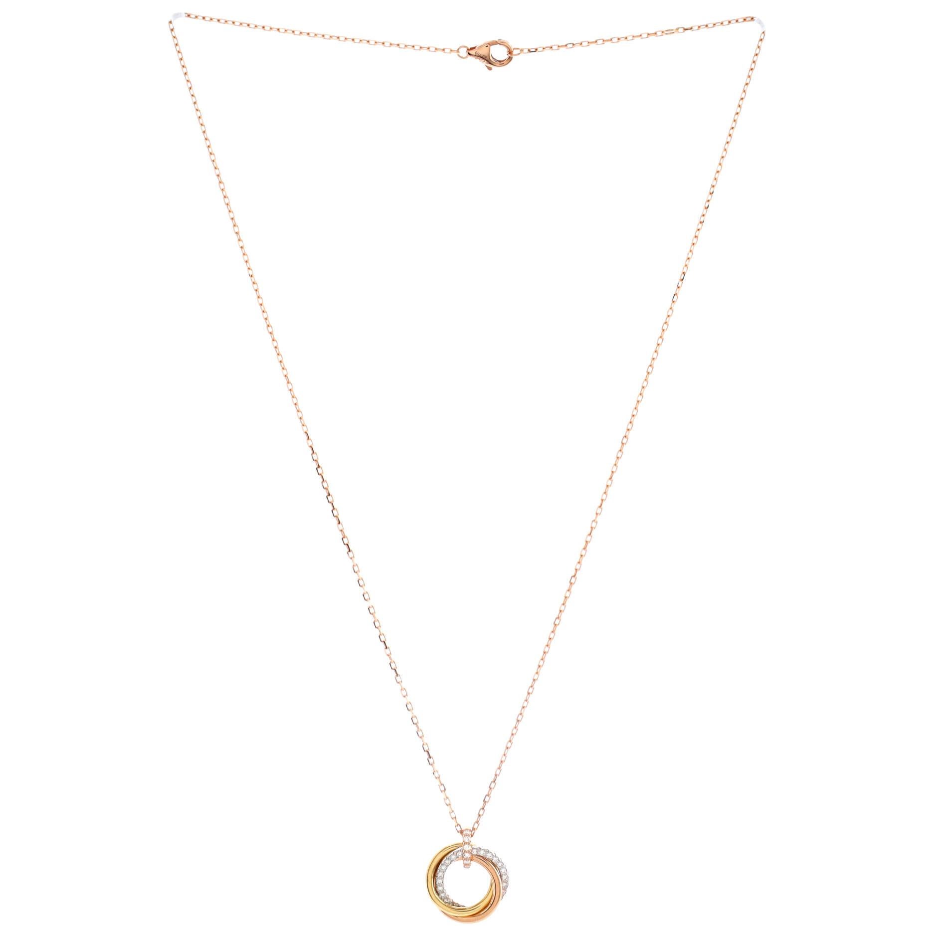 Collar Colgante Cartier Trinidad Oro Tricolor 18k con Diamantes Pave Mediana en Bueno Estado en New York, NY