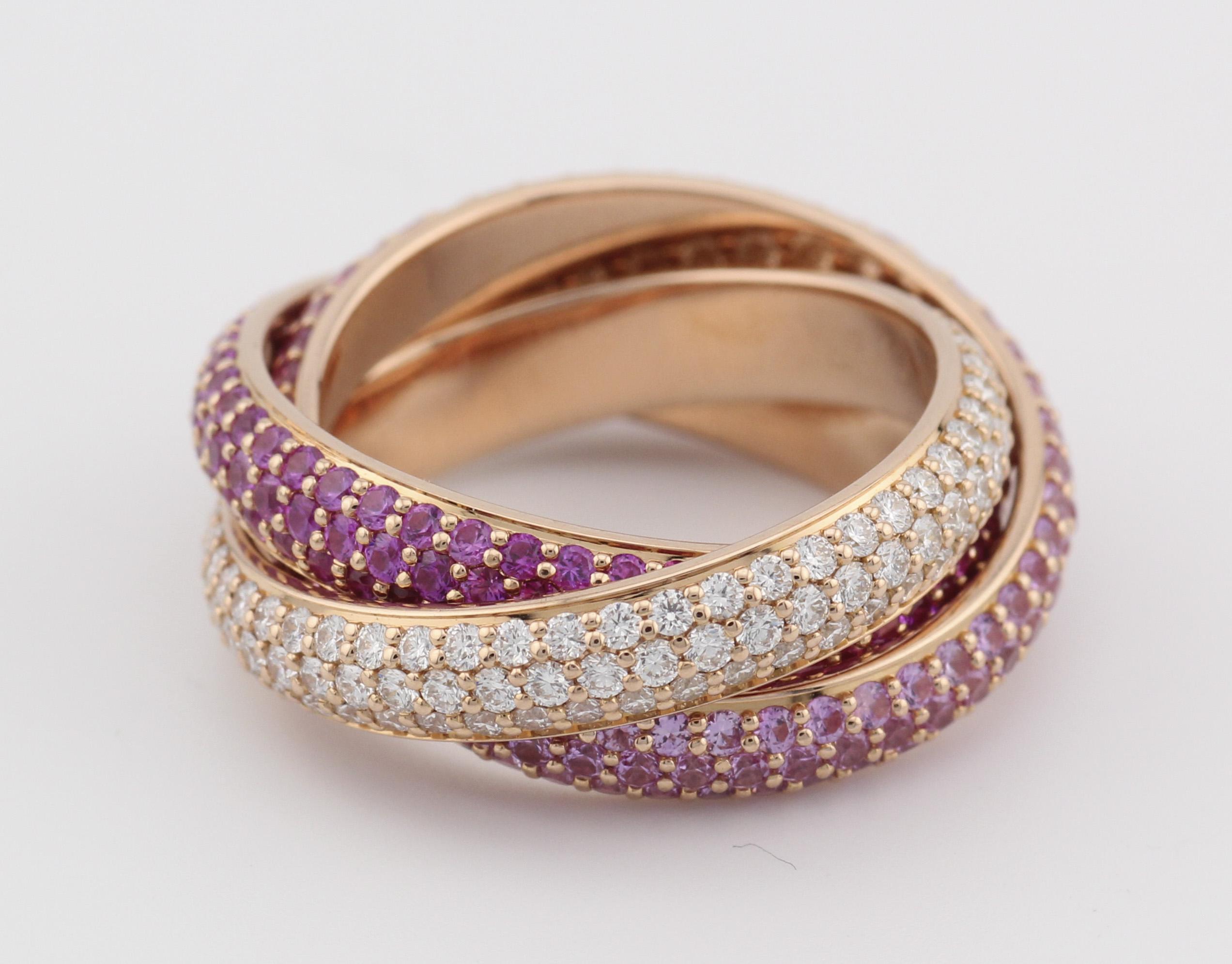 Das Cartier Trinity Pink Sapphire Ruby Diamond 18K Rose Gold Band ist ein exquisites Schmuckstück, das Eleganz und Lebendigkeit nahtlos miteinander verbindet. Dieses von der renommierten Luxusmarke Cartier gefertigte Band ist ein Zeugnis für