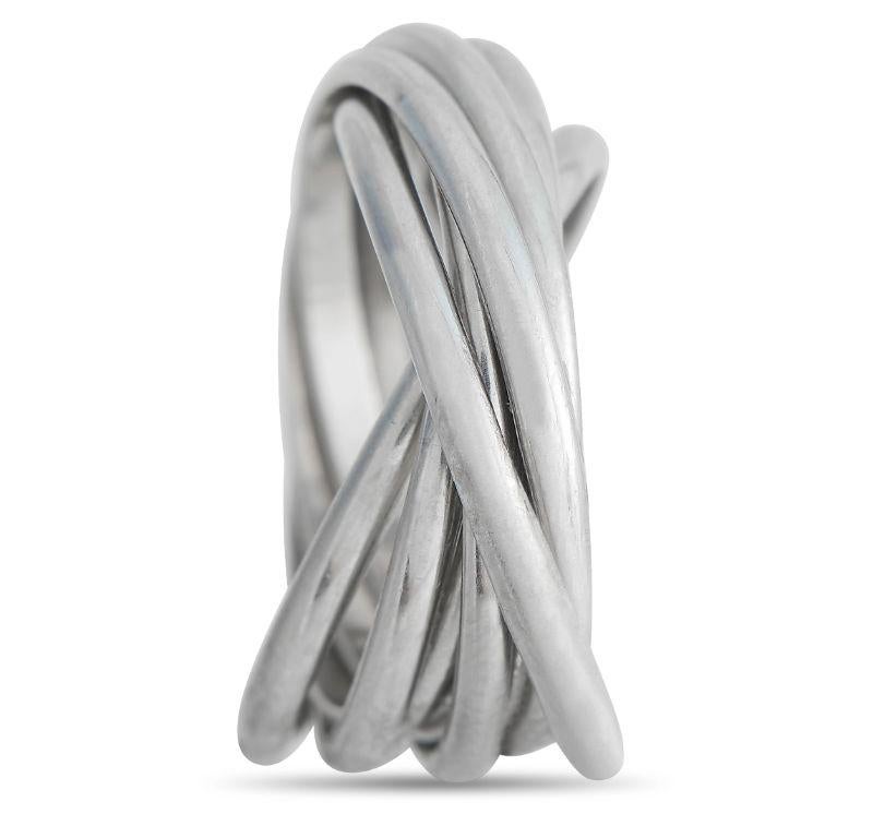 Dieser schlichte, elegante Cartier Trinity 6-Band-Ring ist ein luxuriöses Stück, das immer aktuell bleiben wird. Er ist aus schimmerndem Platin gefertigt, misst 7 mm in der Breite und verleiht jedem Ensemble den perfekten Schliff. 
 
 Dieses