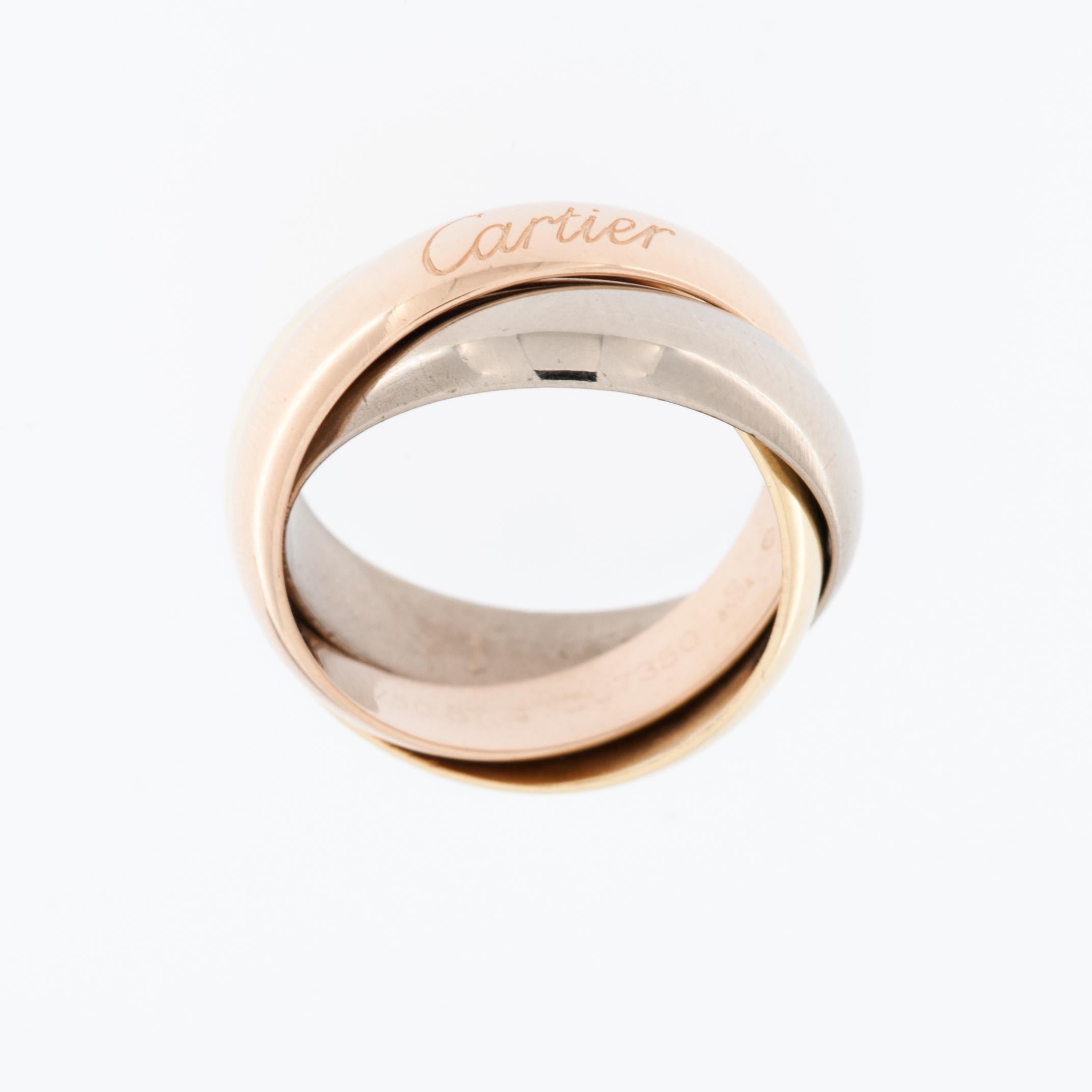 La bague trinitaire de Cartier est un bijou célèbre et emblématique créé par le joaillier français de luxe Cartier. L'anneau trinitaire est connu pour son design distinctif et intemporel, composé de trois bandes imbriquées fabriquées à partir de