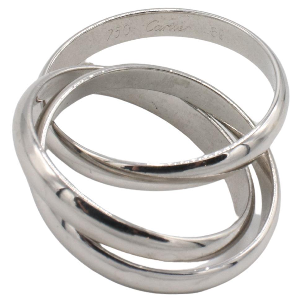 Cartier Trinity Rolling Ring Anneau de mariage en or blanc 18 carats Vintage By 1999
Métal : or blanc 18k
Poids : 10.15 grammes
Taille : 59 (8.75 US)
Signé : Cartier 750 ©1999 59 O1027W Poinçons français
Largeur : chaque bande mesure 3,5 mm
ODD