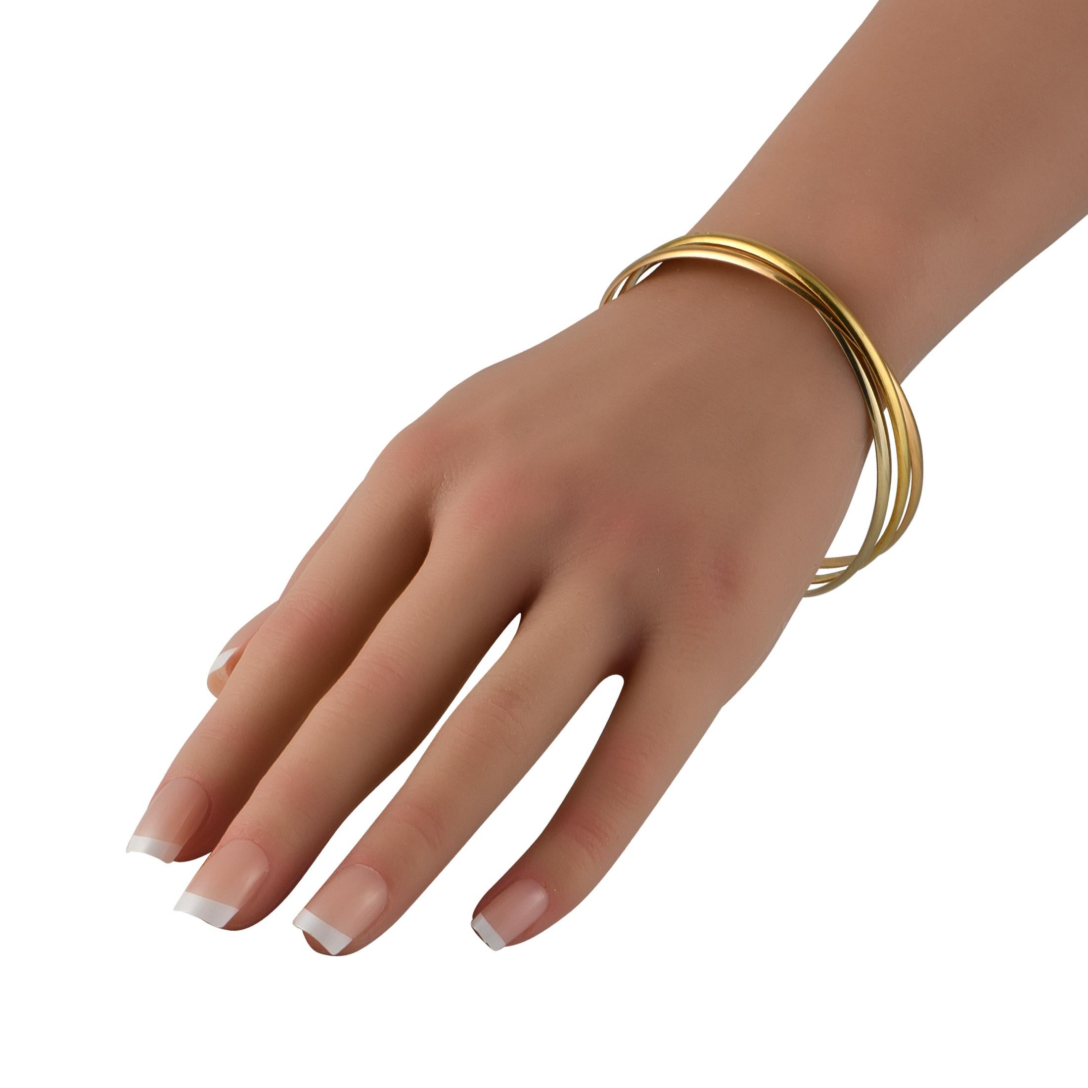 Le choix idéal pour le luxe au quotidien. Cette pièce de Cartier issue de l'intemporelle Collection S est composée de trois bracelets en or jaune, en or blanc et en or rose. Les trois bracelets en or massif s'emboîtent les uns dans les autres pour
