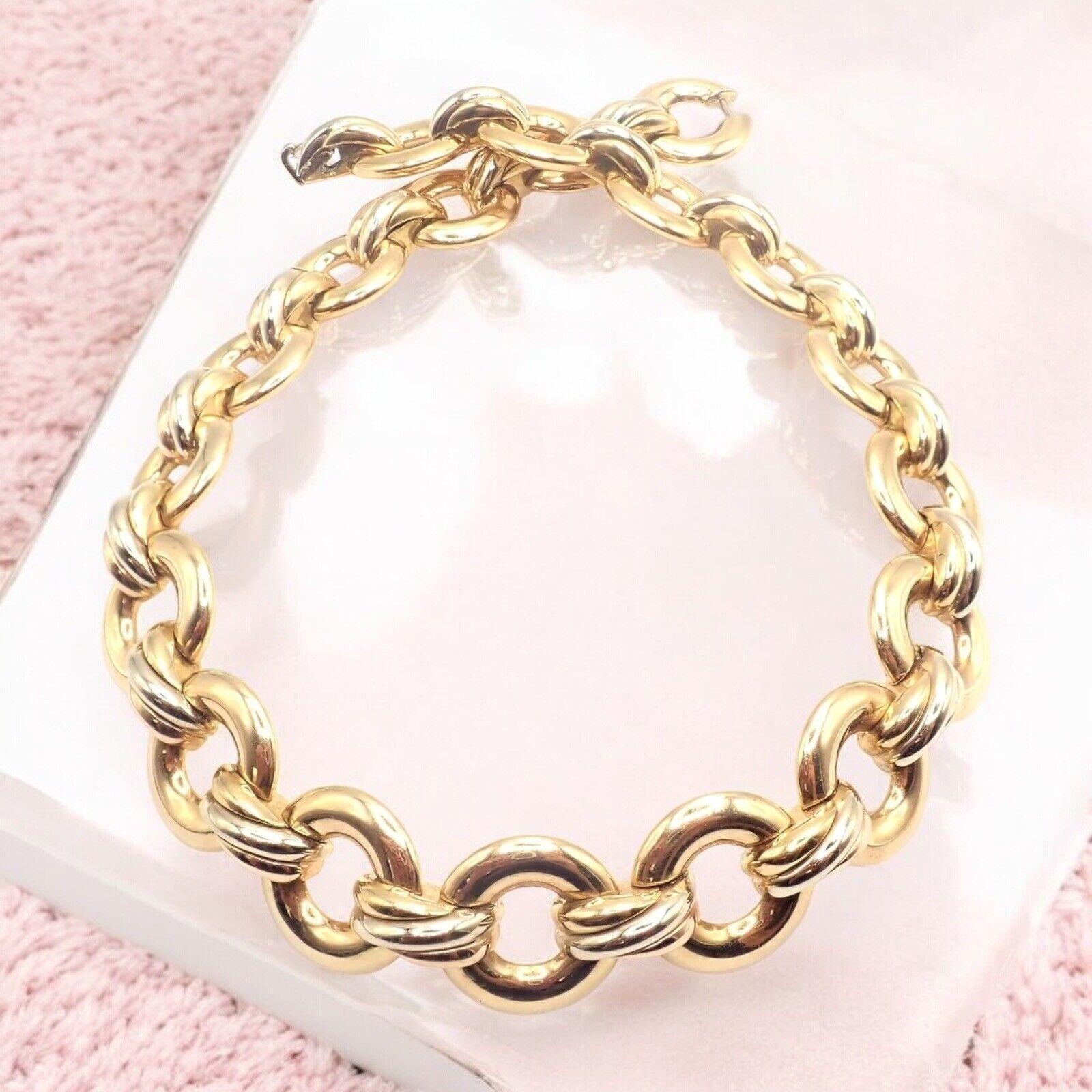 Collana girocollo A Link Trinity in oro multicolore 18k di Cartier. 
Questa collana Cartier Trinity vintage del 1996 emana un'eleganza senza tempo grazie alle sue maglie in oro 18k tricolore, che fondono perfettamente oro giallo, bianco e rosa.