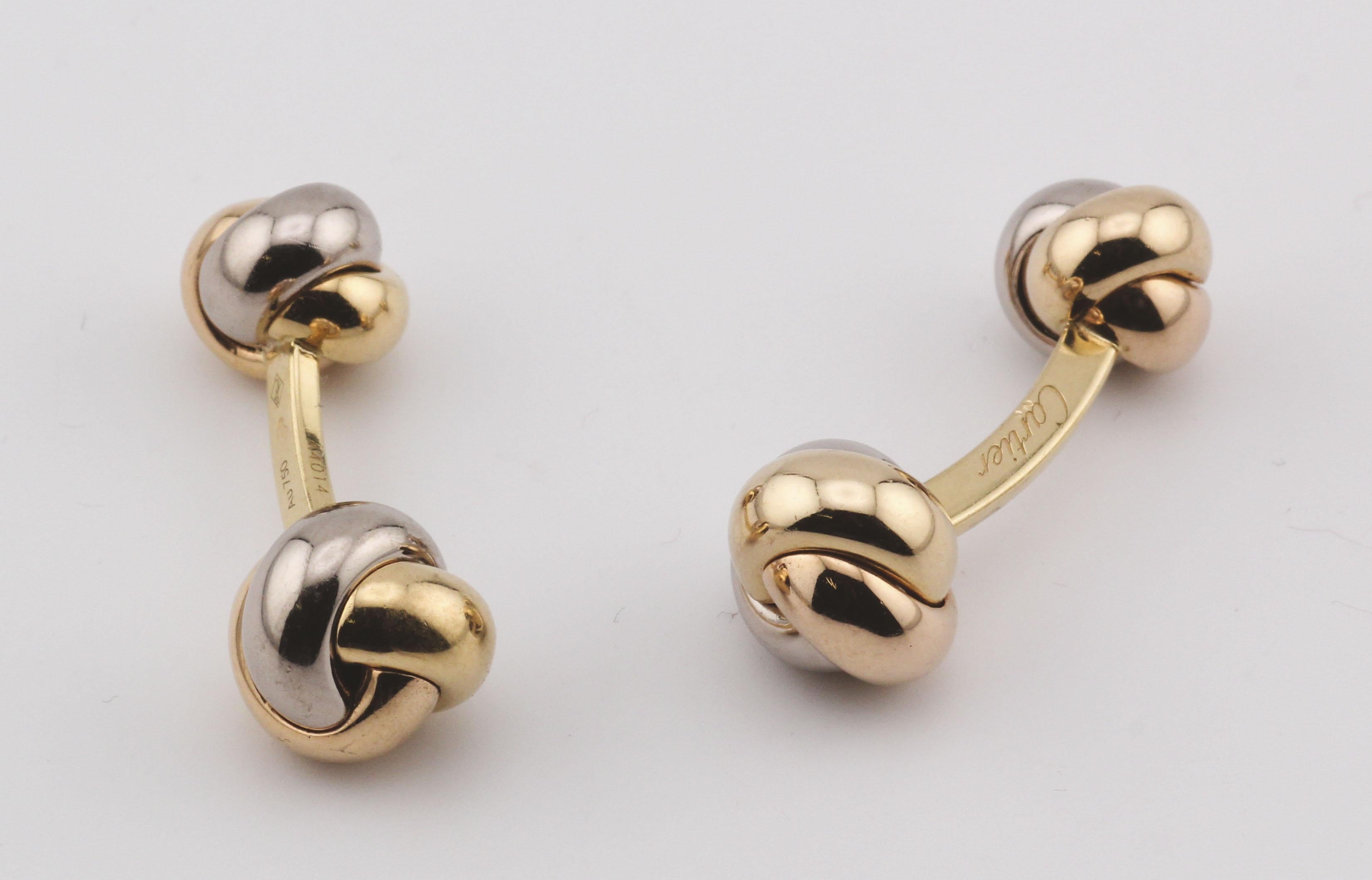 Élevez votre tenue de soirée au sommet de l'élégance et du style avec le coffret de boutons de manchette Trinity en or 18 carats à trois couleurs de Cartier. Cet ensemble exquis associe le savoir-faire légendaire de Cartier au motif emblématique de