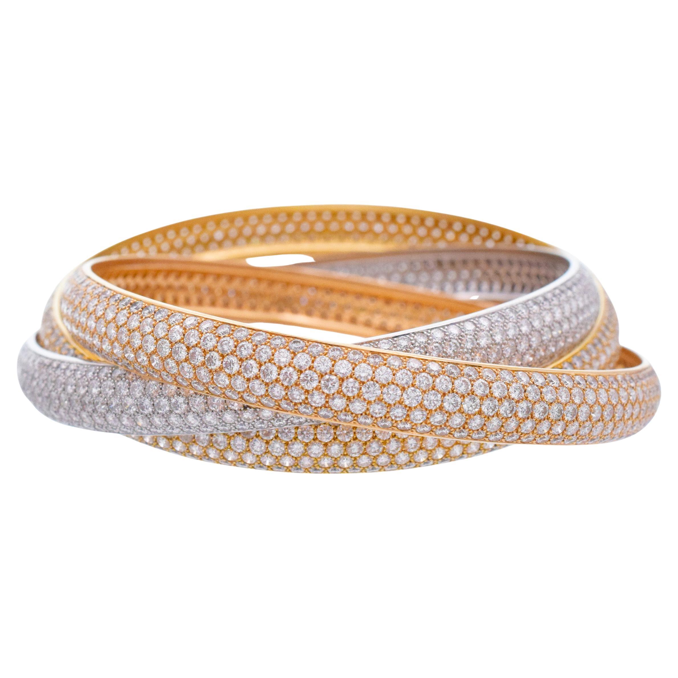 Le motif unique, intemporel et cosmique de la Trinité, représenté en trois couleurs d'or (rose pour l'amour, jaune pour la fidélité et blanc pour l'amitié), est désormais disponible dans une collection consacrée aux amours de votre vie. Trinity,