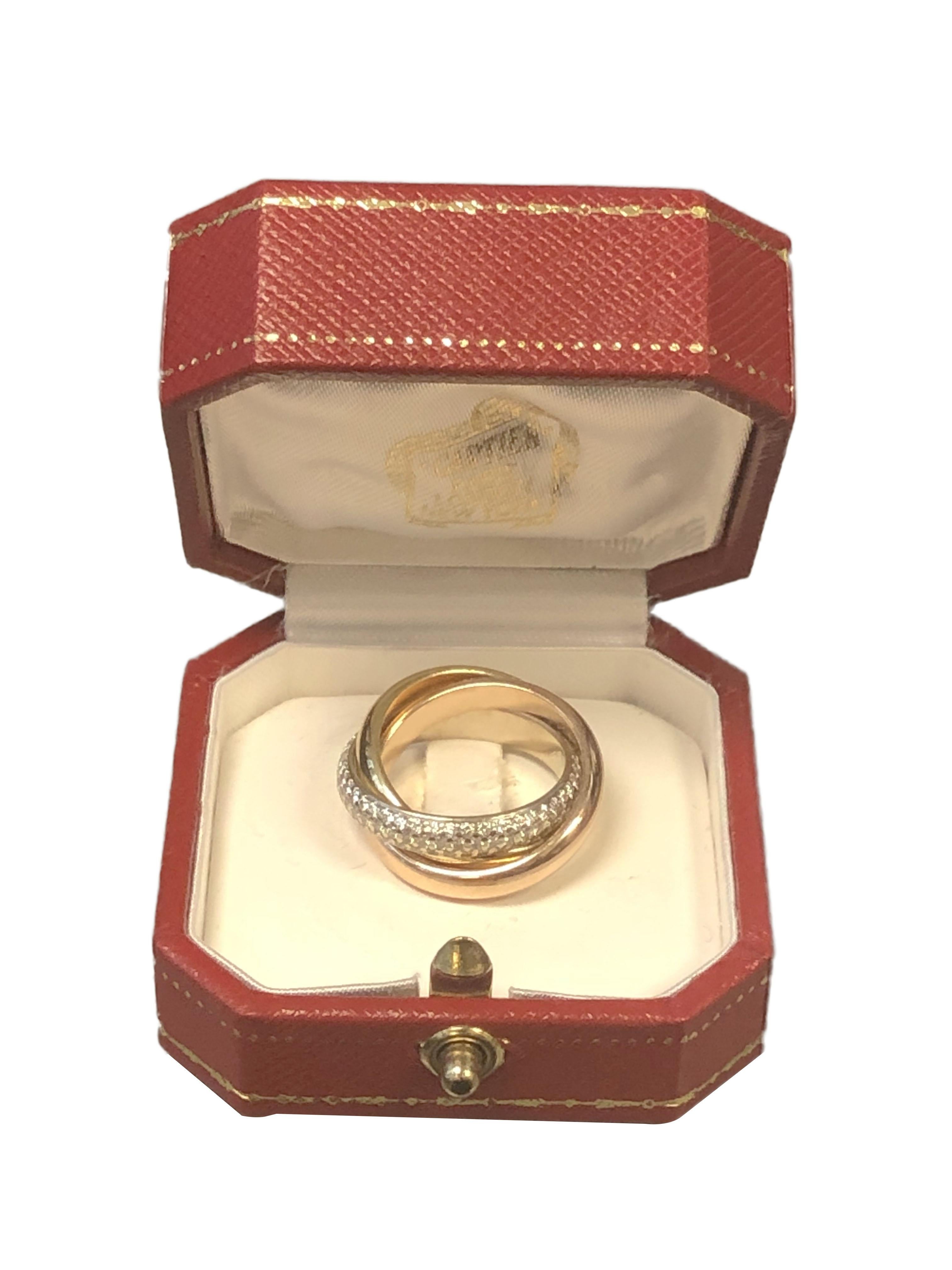 Cartier, bague Trinity en or tricolore et diamants pavés Excellent état - En vente à Chicago, IL