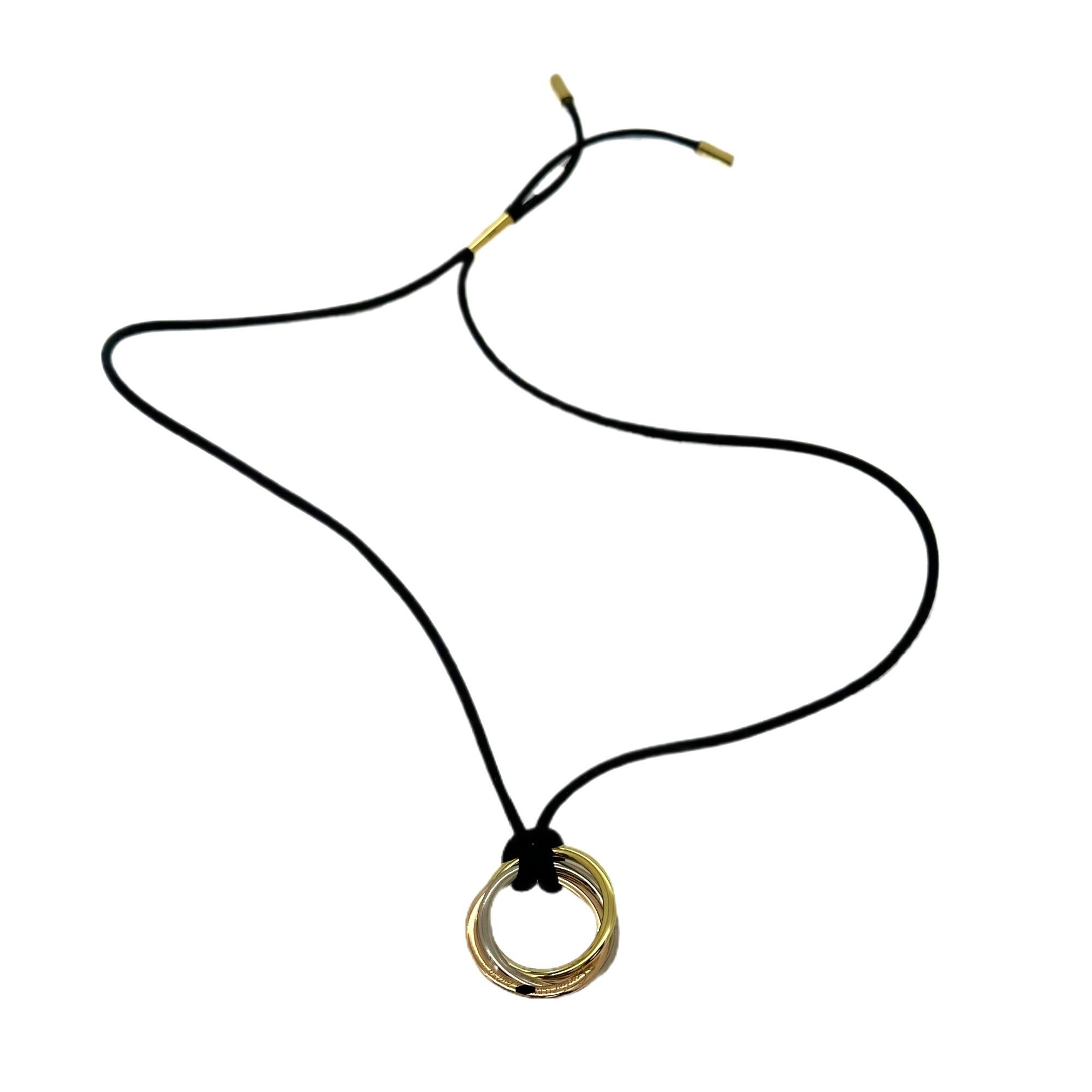 CARTIER Colgante trinitario tricolor en cordón de seda Oro rosa amarillo blanco 18 quilates en venta 5