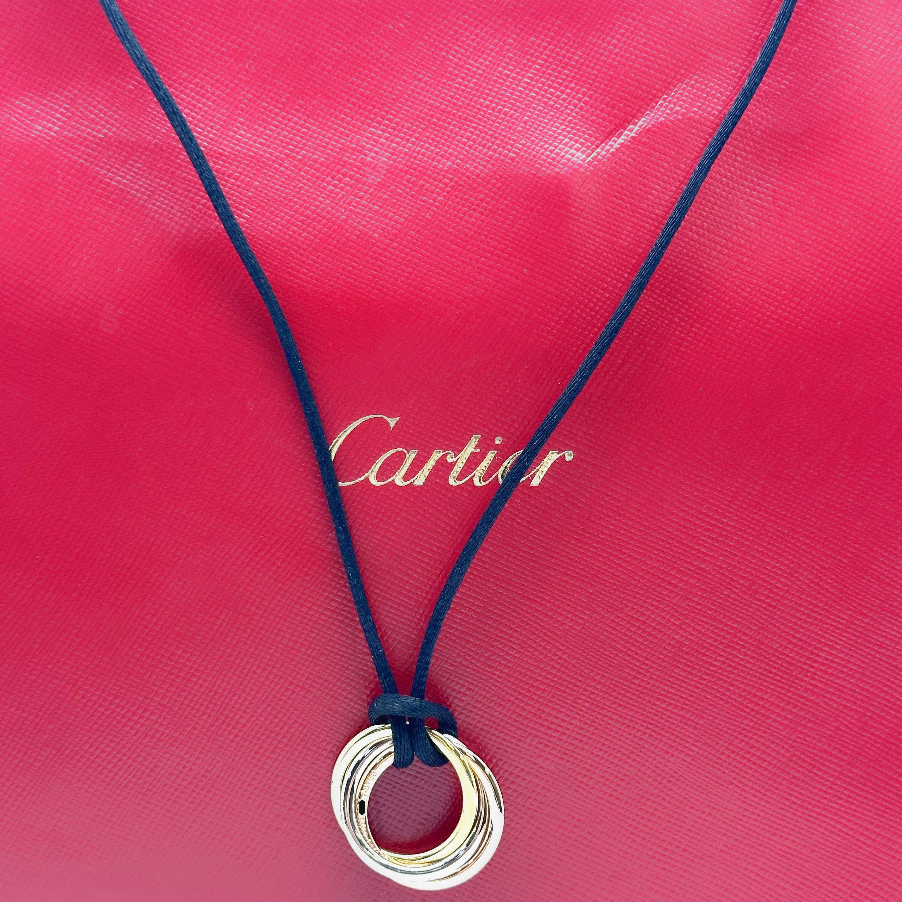 Colgante tricolor Cartier Trinidad en cordón de seda
Estilo:  Colgante
Número de ref:  HJW***
Metal:  Oro amarillo, blanco y rosa de 18 quilates
Talla / Medidas:  Collar de Cordón de Seda Ajustable 24' Pulgadas
Hallmark:  ©Cartier Au750 HJW*** /