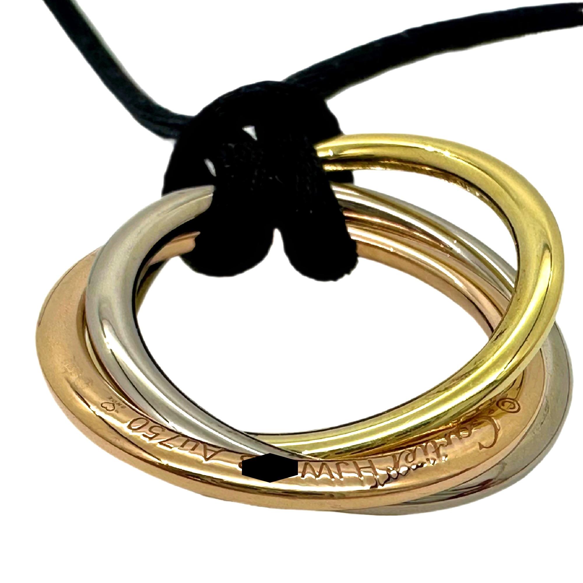 Femenino o masculino CARTIER Colgante trinitario tricolor en cordón de seda Oro rosa amarillo blanco 18 quilates en venta