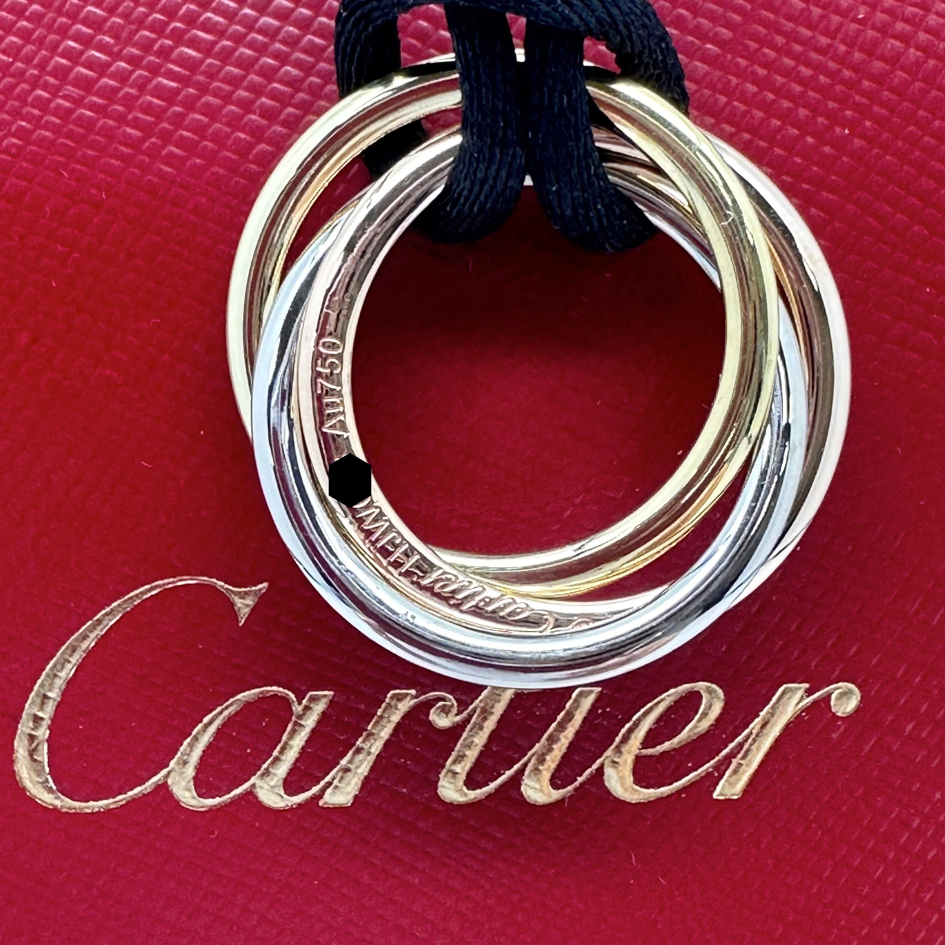 CARTIER Colgante trinitario tricolor en cordón de seda Oro rosa amarillo blanco 18 quilates en venta 3