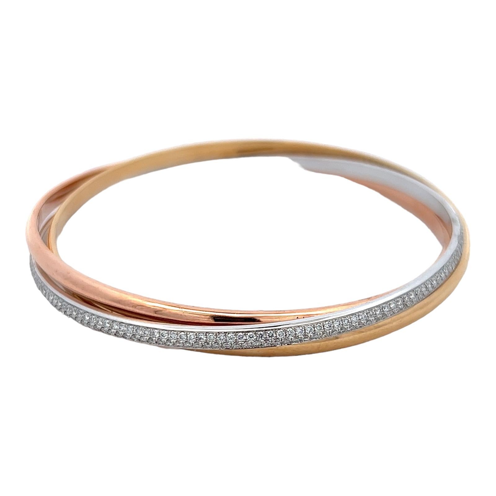 Cartier Trinity Diamond Armbänder aus 18 Karat Weiß-, Gelb- und Roségold. Die drei ineinander verschlungenen Armreifen sind mit runden Diamanten im Brillantschliff mit einem Gewicht von 1,75 CTW in Weißgold gefasst. Die Armbänder sind das kleine