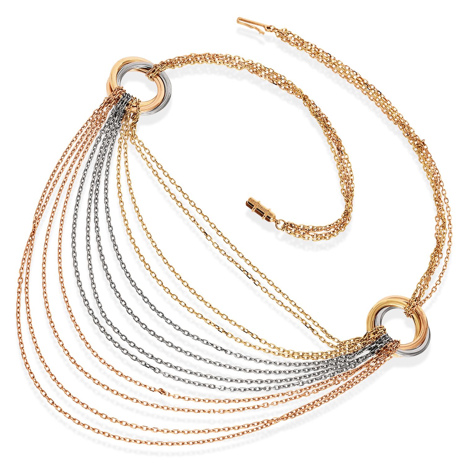 Una creazione di Cartier, questa collana con drappo Trinity mette in risalto l'eleganza senza tempo dell'iconico design tricolore. Realizzata in oro rosa, giallo e bianco a 18 carati, la collana presenta due stazioni Trinity intrecciate che ancorano