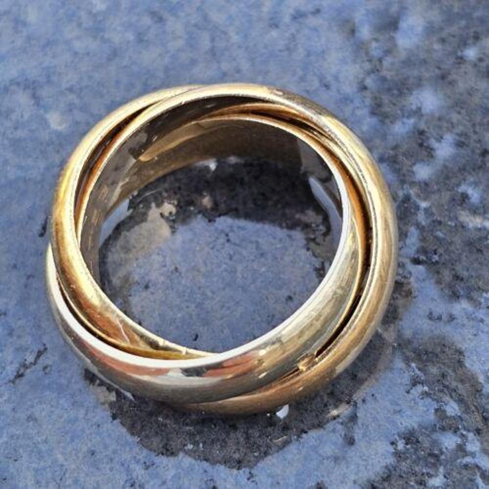 This stunning Cartier Trinity Wedding Band Ring is a true symbol of love and elegance. Crafted from 18k gold, this tri-color rolling ring features a beautiful band design that is perfect for any wedding occasion. With a ring size of 5.25, this ring