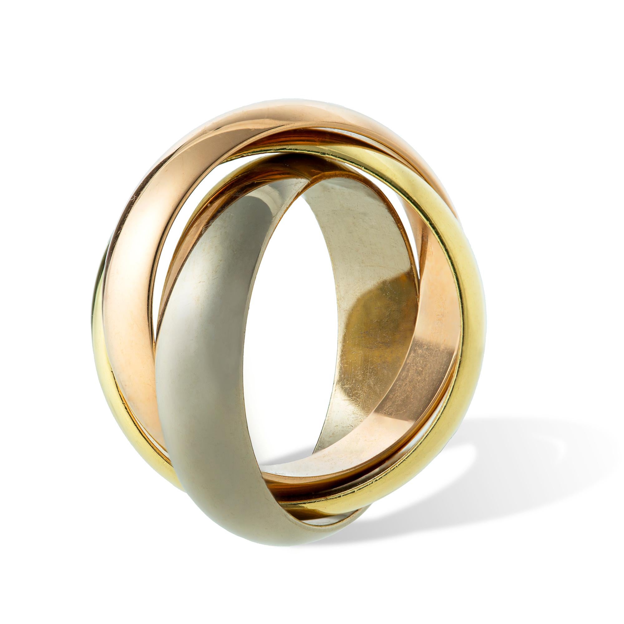 Ein Cartier Trinity Ehering mit drei Ringen aus 18 Karat Weiß-, Rosé- und Gelbgold,  signiert Cartier,  mit der französischen Punze für 750 und der Konventionspunze,  mit einer Breite von ca. 1 cm und einem Bruttogewicht von 14,59 g. Fingergröße