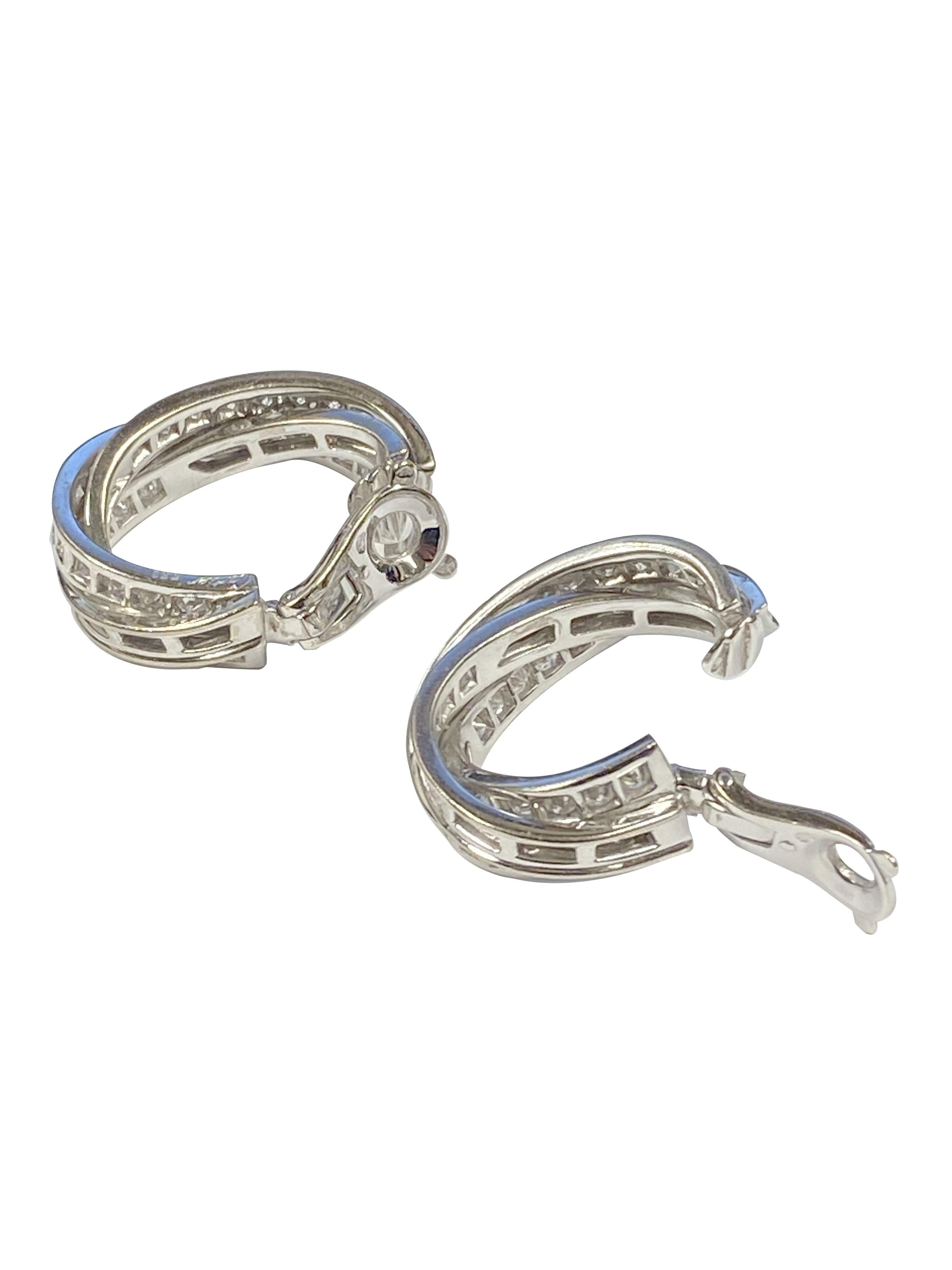 Orecchini a cerchio con diamanti a 3 file in oro bianco 18 cartier collezione Trinity, lunghezza 1,8 pollici e larghezza 5,16 pollici. Con diamanti rotondi taglio brillante per un totale di 5 carati e una gradazione di colore E. F. A e di purezza