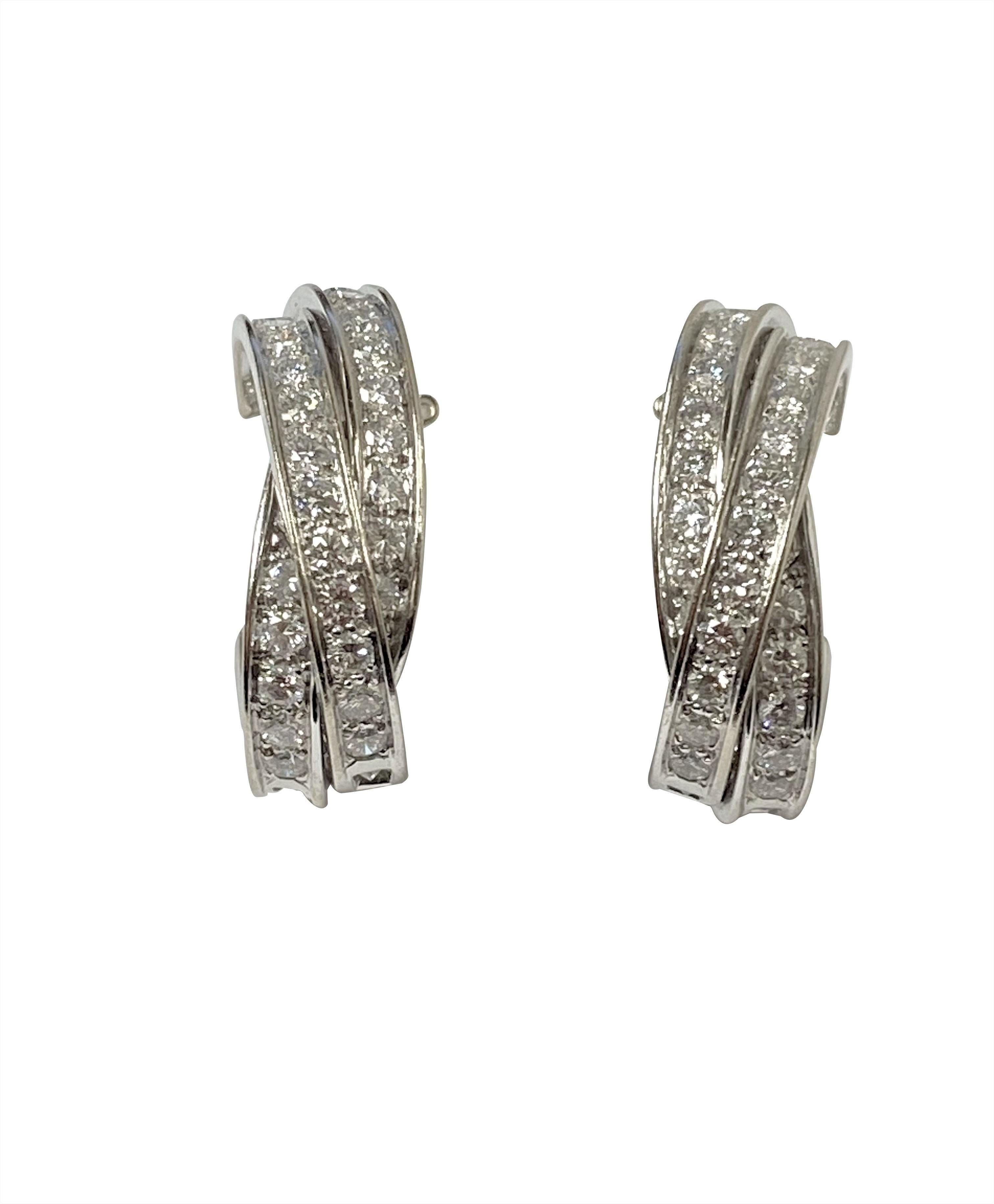 Boucles d'oreilles Cartier Trinity en or blanc et diamants, grand anneau 3 rangs Excellent état - En vente à Chicago, IL