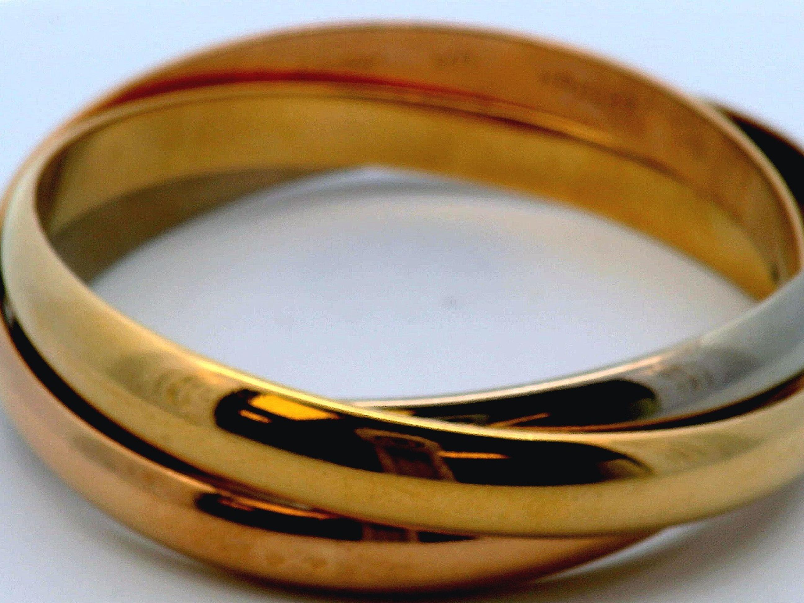 Brazalete Cartier de oro rosa, blanco y amarillo de 18 quilates, 1990.

Peso total 92,3 g.

Diámetro: 18 CM