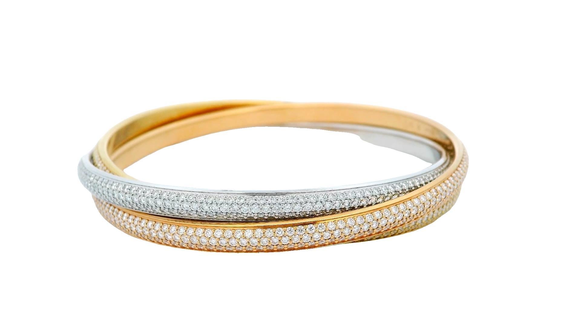 Il bracciale Bangle in oro Cartier Tricolor è uno squisito gioiello che unisce perfettamente lusso e arte. Realizzato in oro giallo, rosa e bianco a 18 carati, offre un sorprendente effetto tricolore che cattura lo sguardo e valorizza qualsiasi