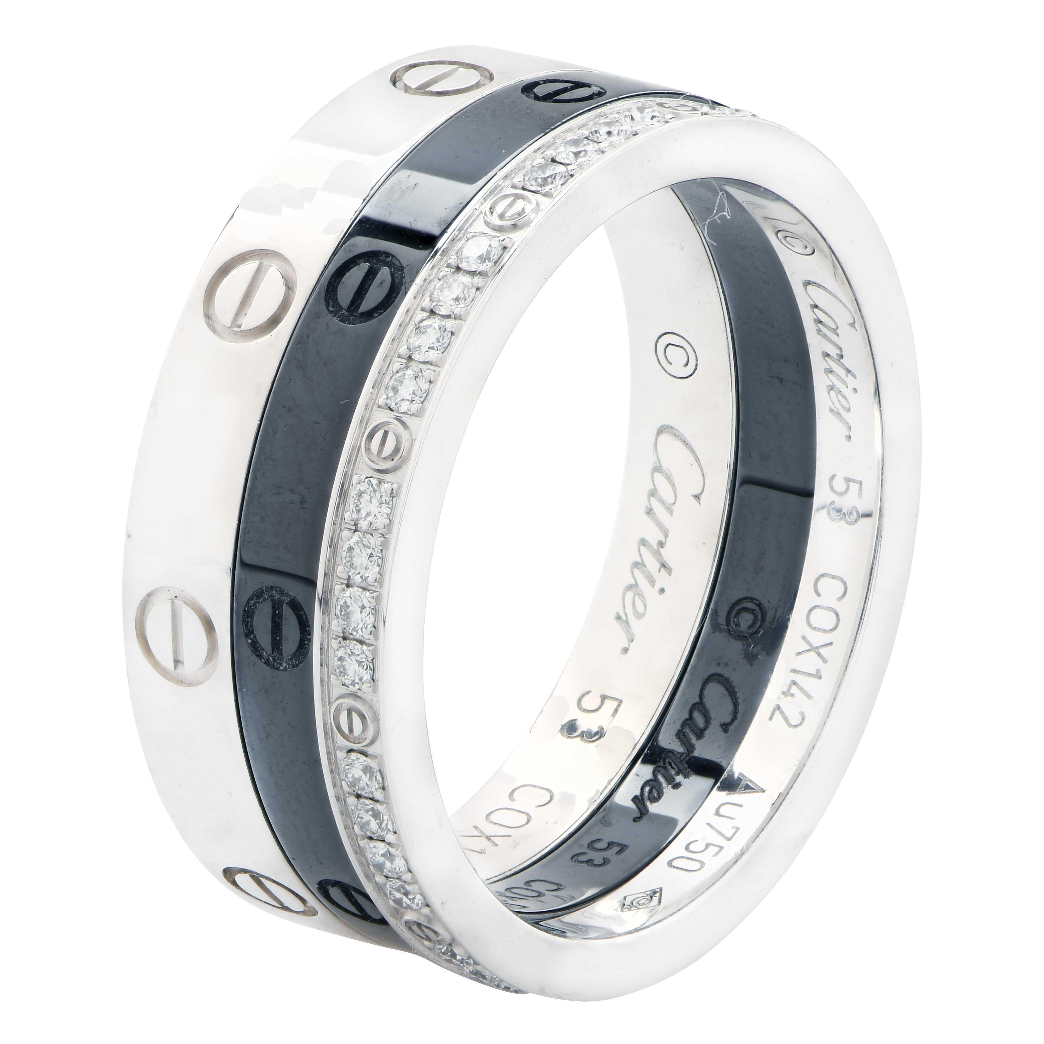 El Juego de tres anillos Amor de cerámica negra con diamantes y oro blanco de 18 quilates de Cartier es una exquisita y sofisticada colección de anillos diseñados por Cartier, una renombrada marca de lujo. Este conjunto suele incluir tres anillos,
