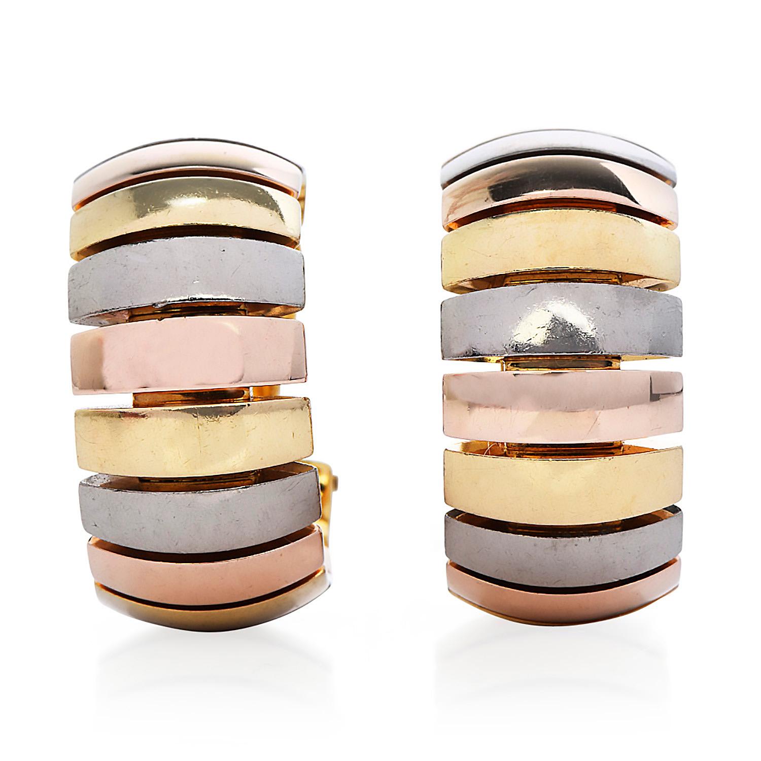 Dreifarbige Tubogas-Gliederohrringe von Cartier.

Hergestellt aus massivem 18 Karat Gold, mit hochglanzpolierten breiten omegaförmigen Gliedern aus Weiß-, Rosé- und Gelbgold.

Gesichert durch einen Omega-Klippverschluss mit Pfosten, für