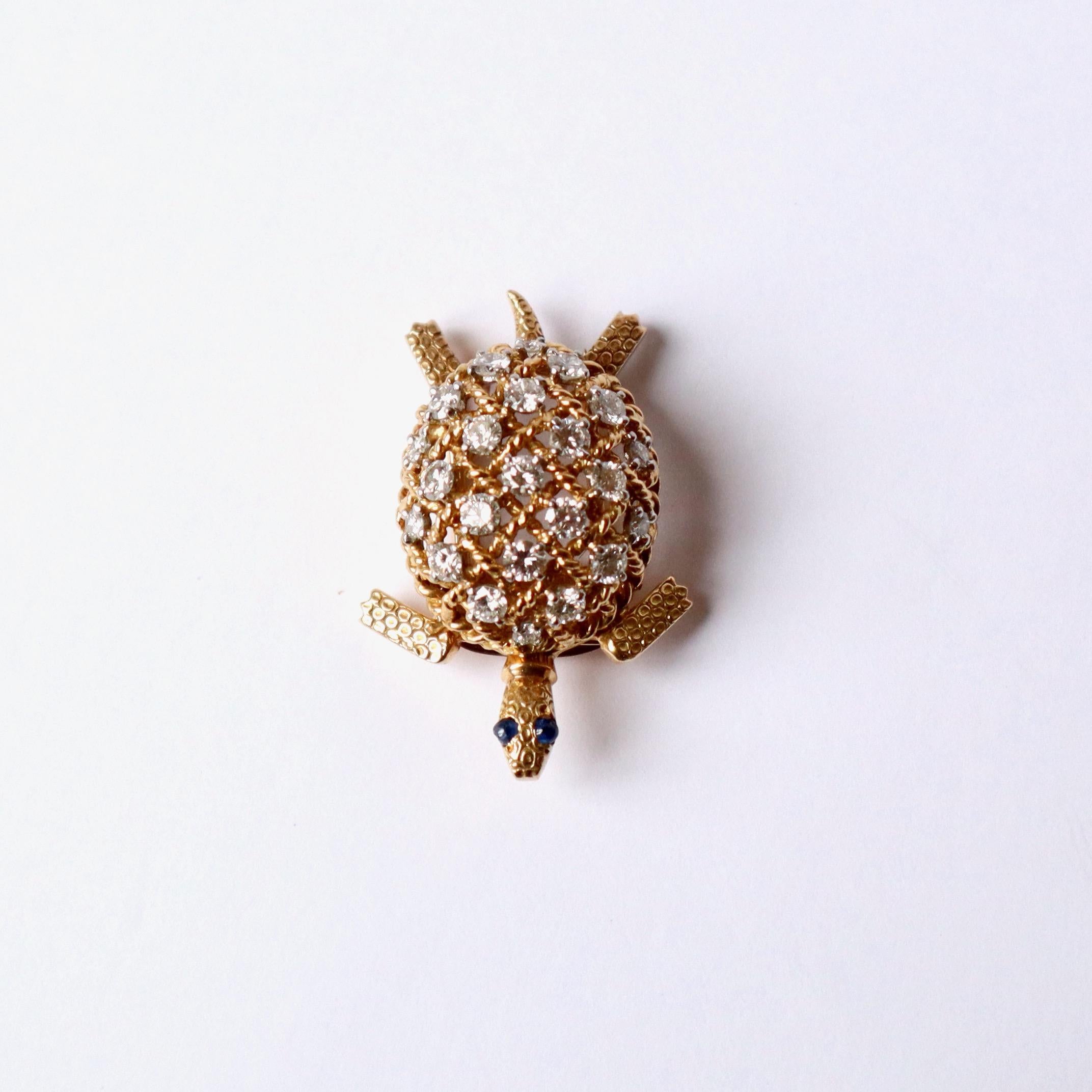 CARTIER Lapel clip brooch in 18K 750‰ yellow gold, representing a turtle whose carapace in grating of twisted gold threads is set with brilliant-cut diamonds. Eyes adorned with cabochon sapphires. 18K 750‰ yellow gold pins with toggle safety system.