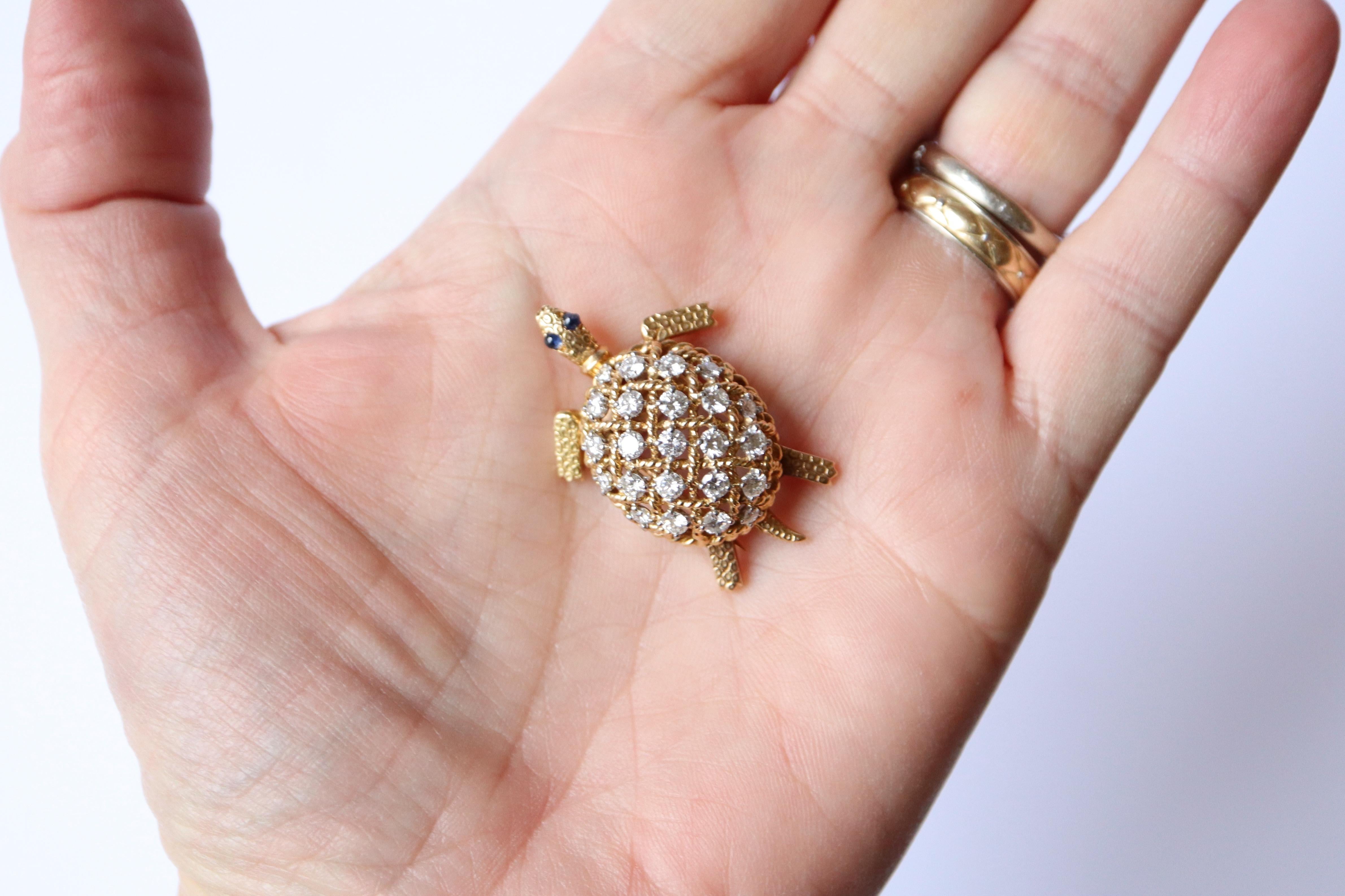 Brilliant Cut Cartier Brooch Turtle Clip in 18K 750‰ Yellow Gold and Diamonds For Sale