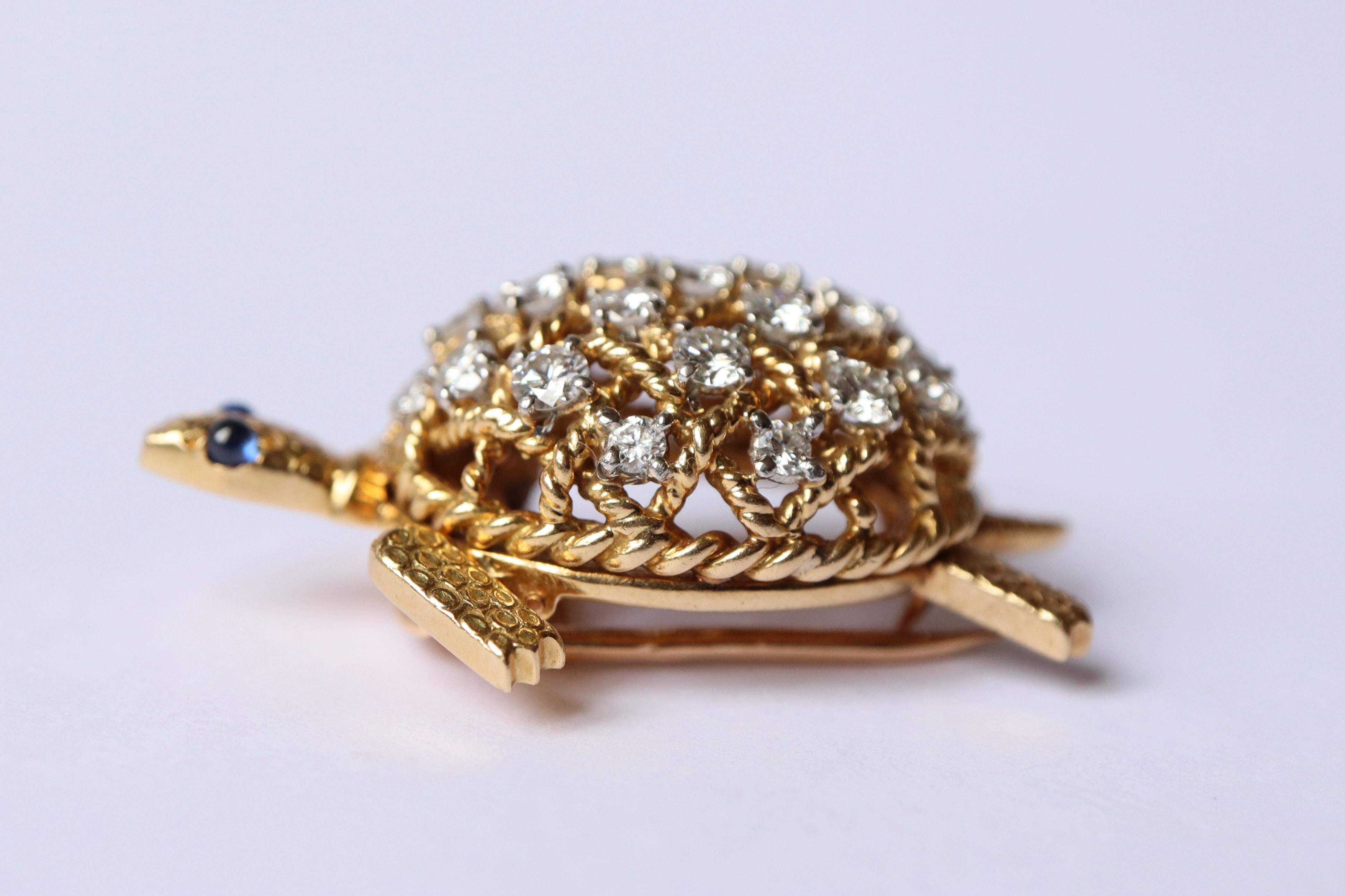Cartier Brooch Turtle Clip in 18K 750‰ Yellow Gold and Diamonds In Good Condition For Sale In Paris, FR