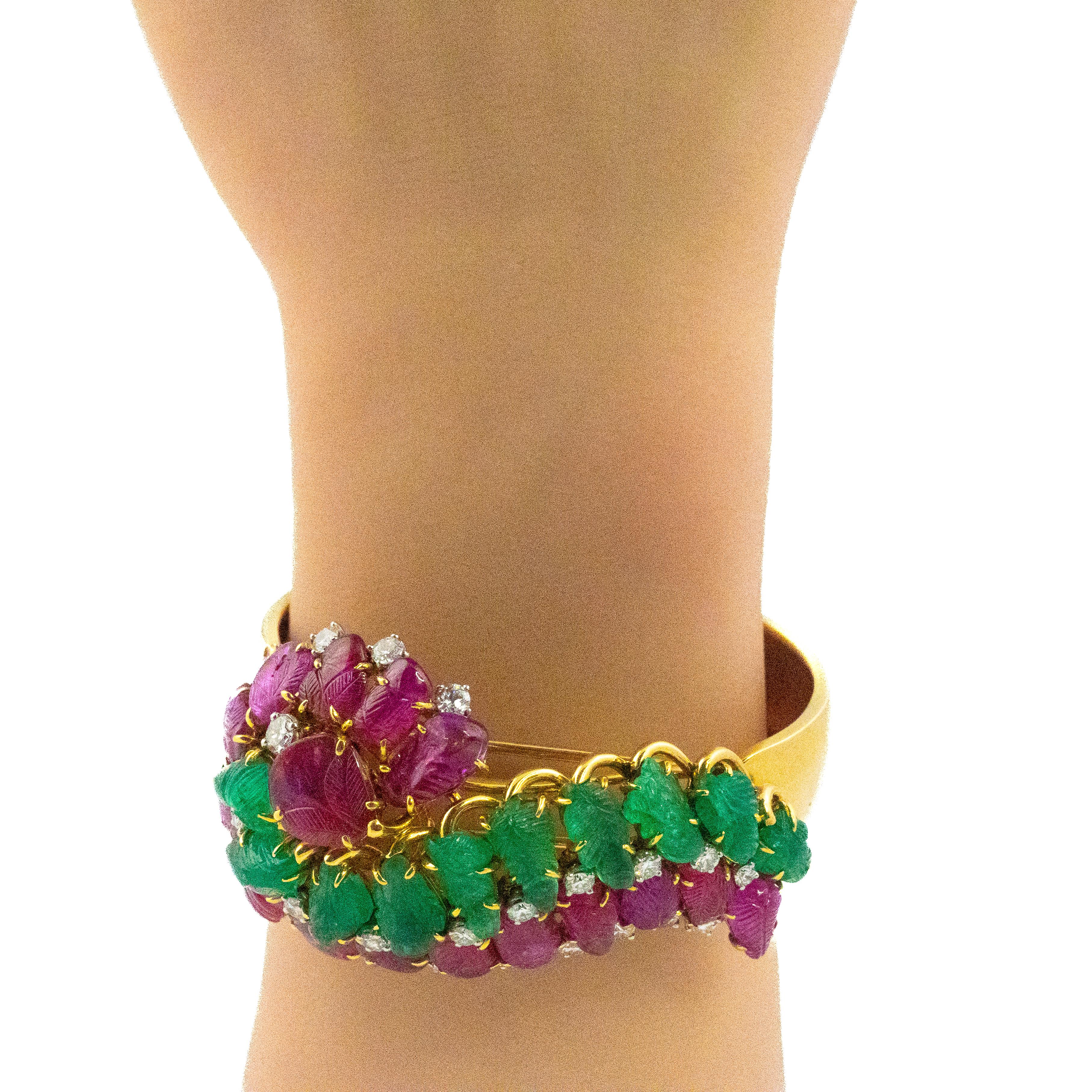 Obra maestra del diseño y la artesanía, este Brazalete Tutti Frutti de Cartier París, creado en 1947, recoge uno de los motivos más raros y célebres de Cartier. Inspirado en los viajes de Jacques Cartier a la India e Irán, este brazalete muestra una