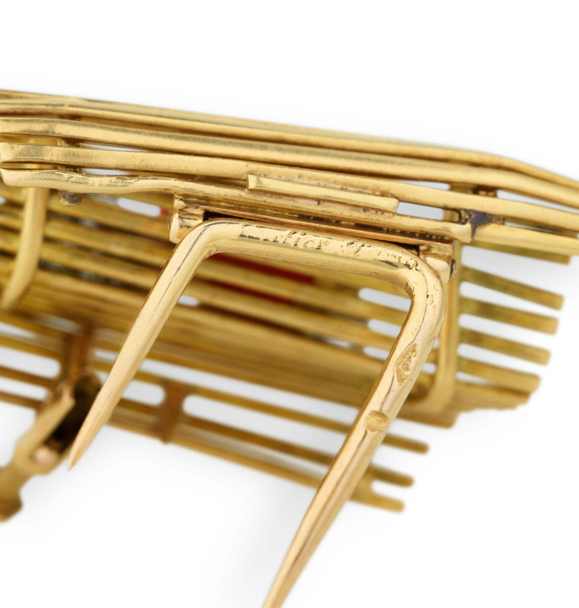 Diese charmante und skurrile Retro-Brosche des französischen Juweliers Cartier ist bekannt als die kultige Tutti Frutti Lovers Bench-Brosche. Die aus 18 Karat Gelbgold gefertigte Brosche zeigt eine Miniatur-Parkbank, auf der ein aus Edelsteinen