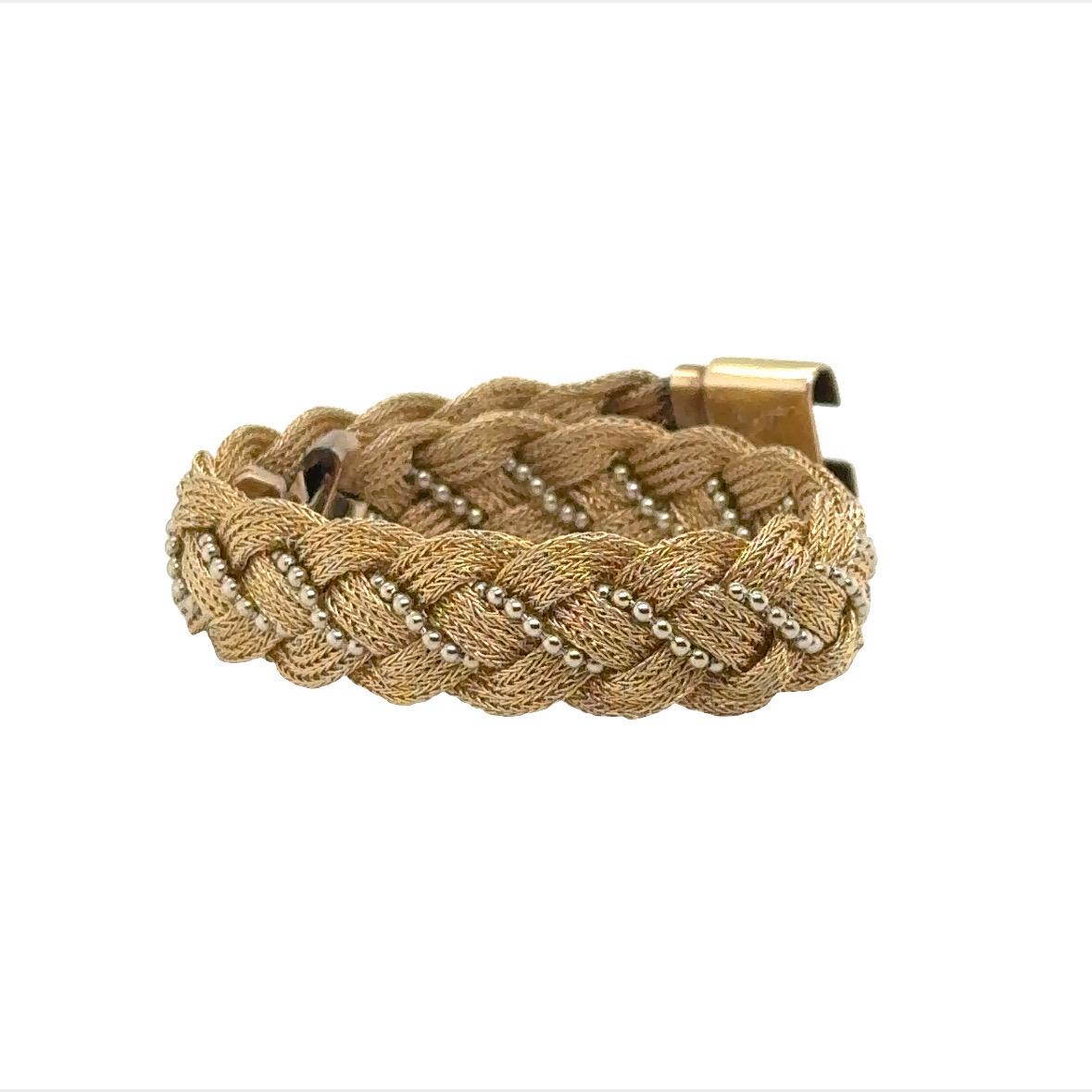 Dieses einzigartige Vintage Cartier Armband besteht aus 14kt. Geflochtenes Weiß- und Gelbgold.
Signiert Cartier Nr. 2333 
Hat eine persönliche Gravur 