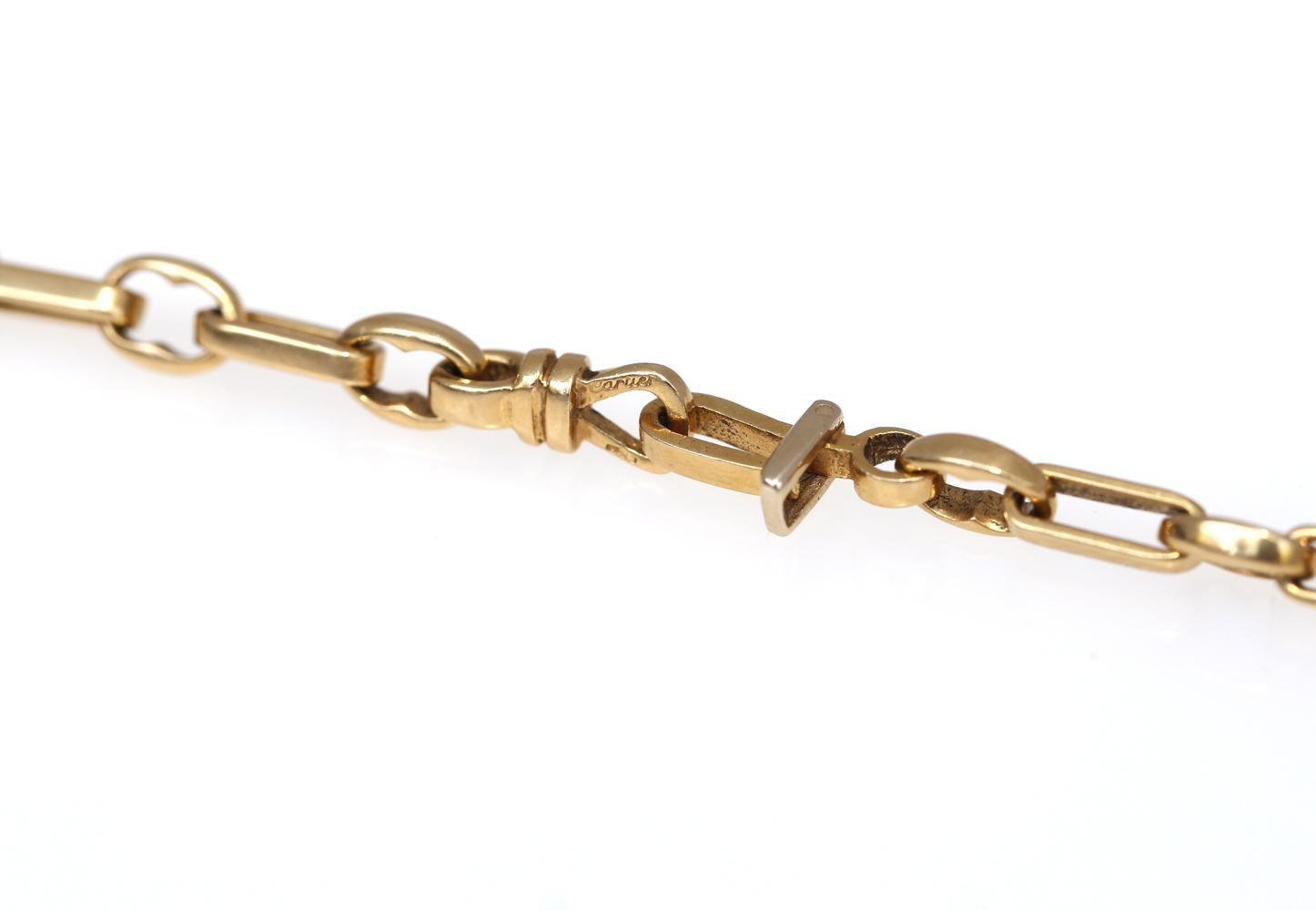 Chaîne en or 18 carats signée Cartier. Composé de deux chaînes séparées qui peuvent être connectées ensemble pour former une longueur totale de 27 pouces (69 cm). Design Cartier intemporel:: maillons sophistiqués et serrure Cartier classique. 
Une