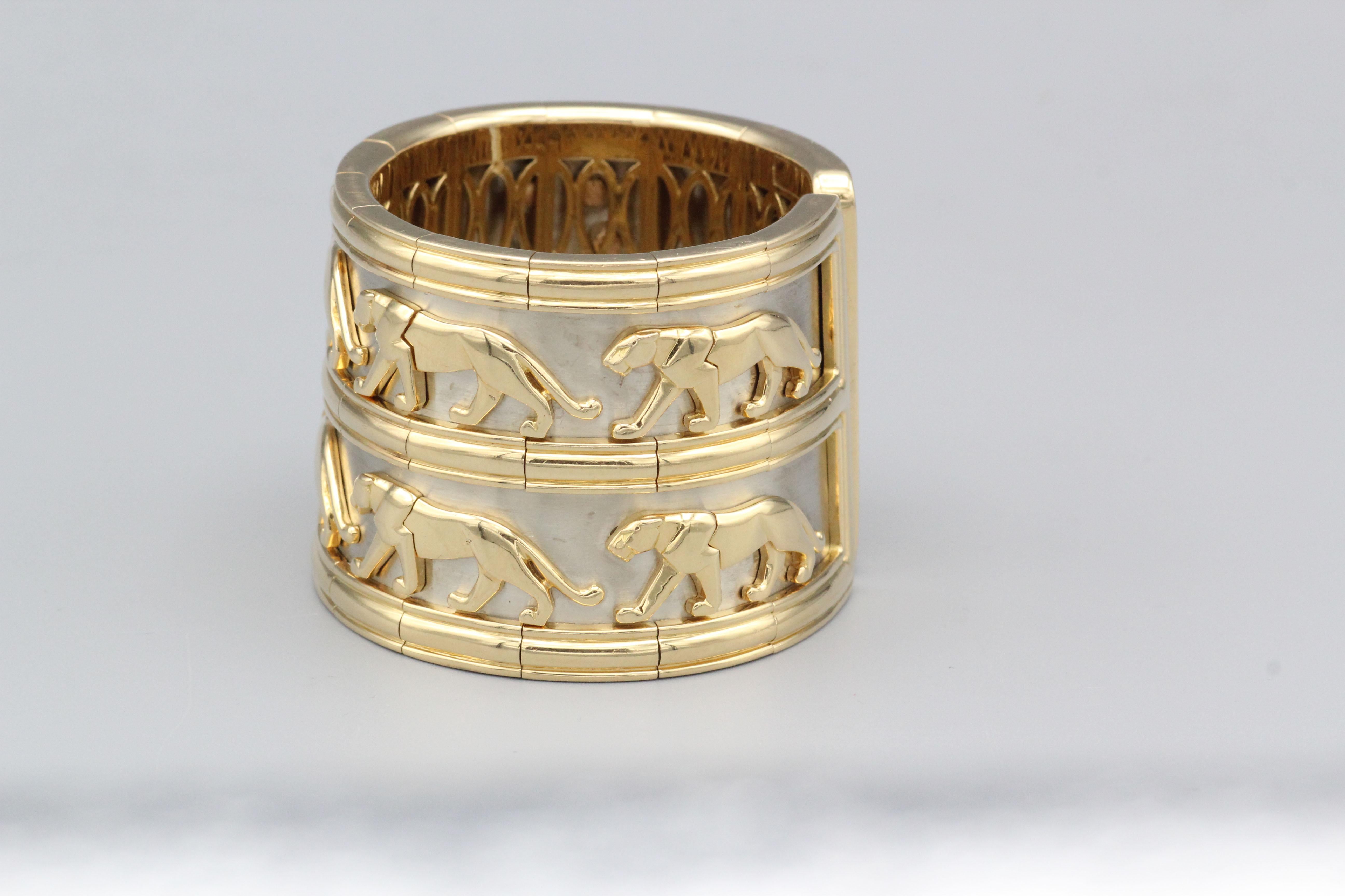 Cartier: 18 Karat Gelb- und Weißgold Manschettenarmband mit zwei Reihen Spaziergängen und Panther im Zustand „Gut“ im Angebot in New York, NY
