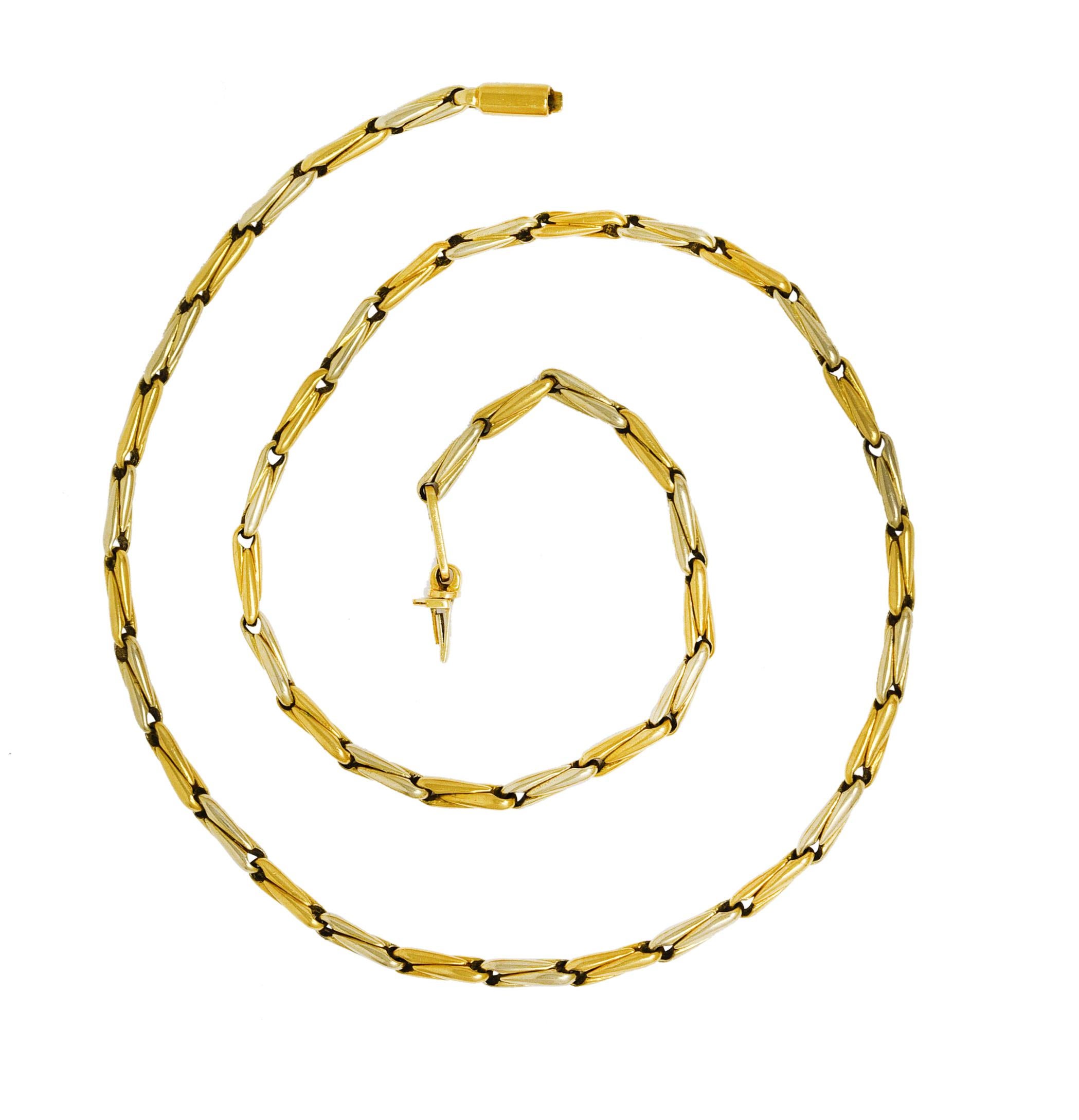 Die Halskette besteht aus Gliedern aus Weiß- und Gelbgold. Gerillt mit stilisiertem Twist-Motiv. Gestempelt 750 mit italienischen Prüfzeichen für 18 Karat Gold. Nummeriert und vollständig signiert für Cartier. Ungefähr: 1970er Jahre. Länge: 18 1/4