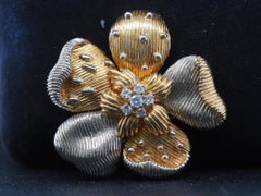 Spilla a fiore in oro 18 carati e diamanti bicolore di Cartier