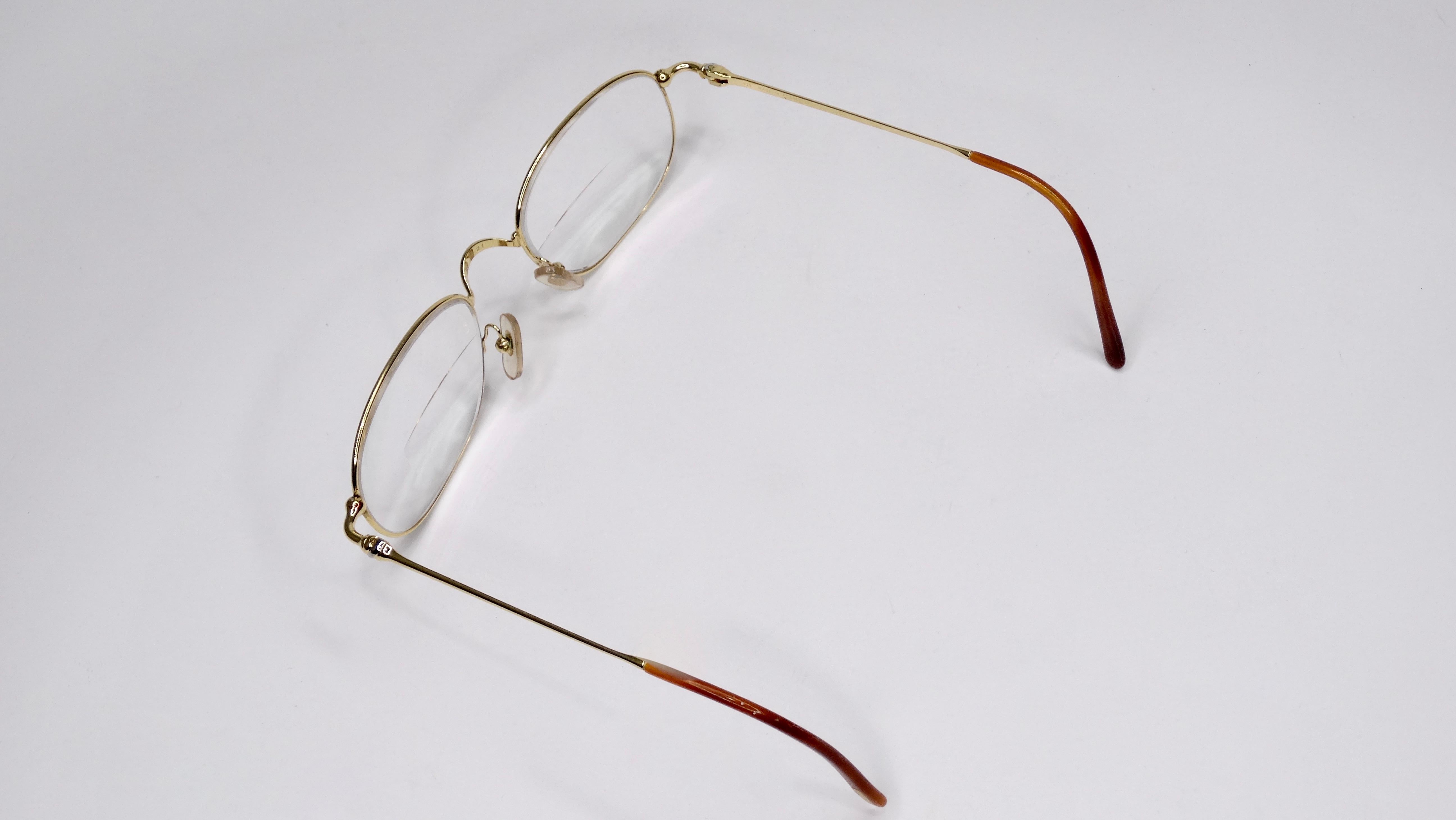 Préféré des amateurs de bijoux et de mode, Cartier est toujours un classique ! Circa 1980, ces lunettes présentent une monture bicolore argentée et plaquée or 18 carats avec un motif noué sur les branches. Les verres de ces lunettes sont des verres