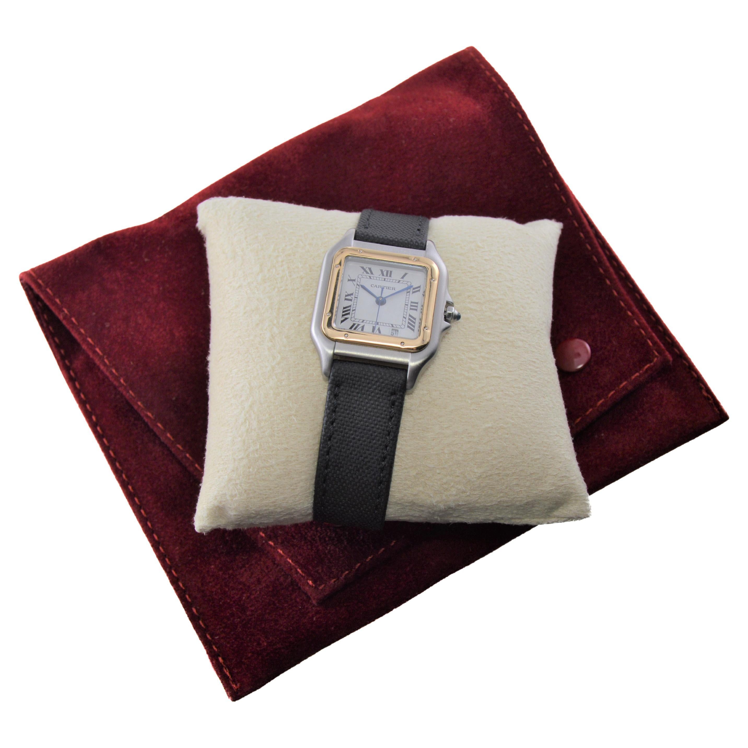 FABRIK / HAUS: Cartier Juweliere 
STIL / REFERENZ: Panthere 
METALL / MATERIAL: Zweifarbiger Stahl und 18Kt. Gelbgold 
CIRCA / JAHR: 1990er Jahre
ABMESSUNGEN / GRÖSSE: Länge 35mm x Breite 28mm
UHRWERK / KALIBER: Quarzaufzug  
ZIFFERN / ZEIGER: Weiß