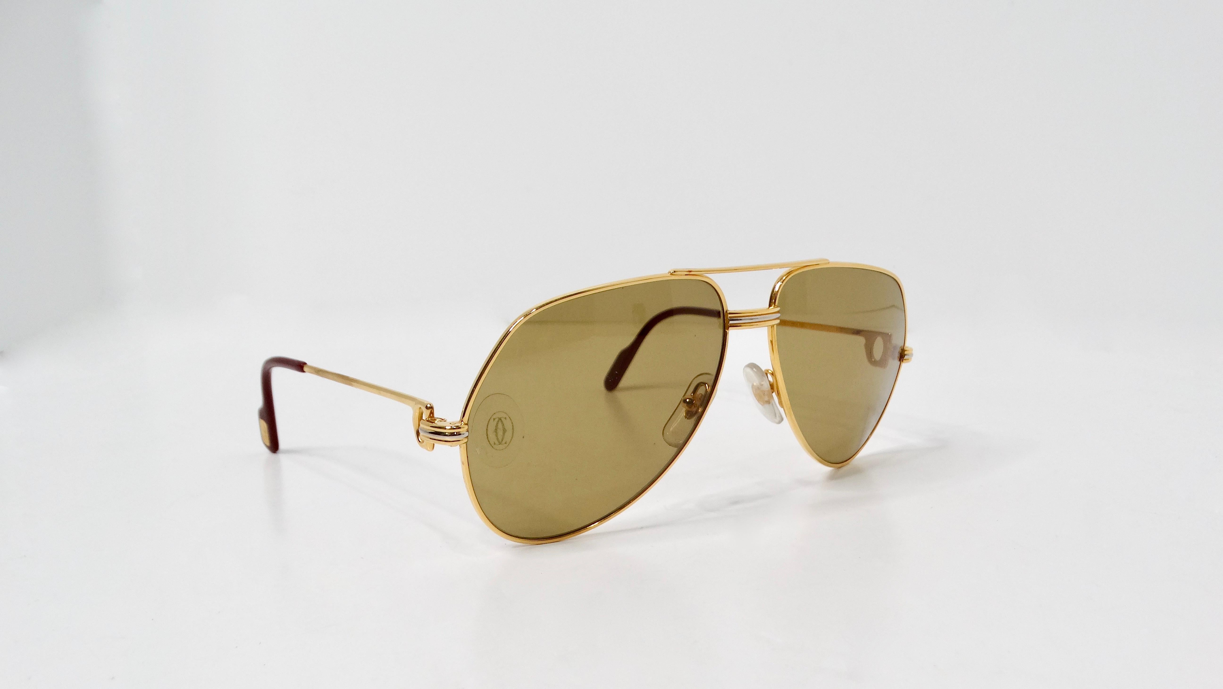 Les lunettes de soleil Aviator Vendome 1980 Louis de Cartier témoignent d'un savoir-faire exquis et d'une élégance intemporelle, capturant l'essence des lunettes de luxe d'une époque emblématique. Les lunettes de soleil sont dotées d'une remarquable