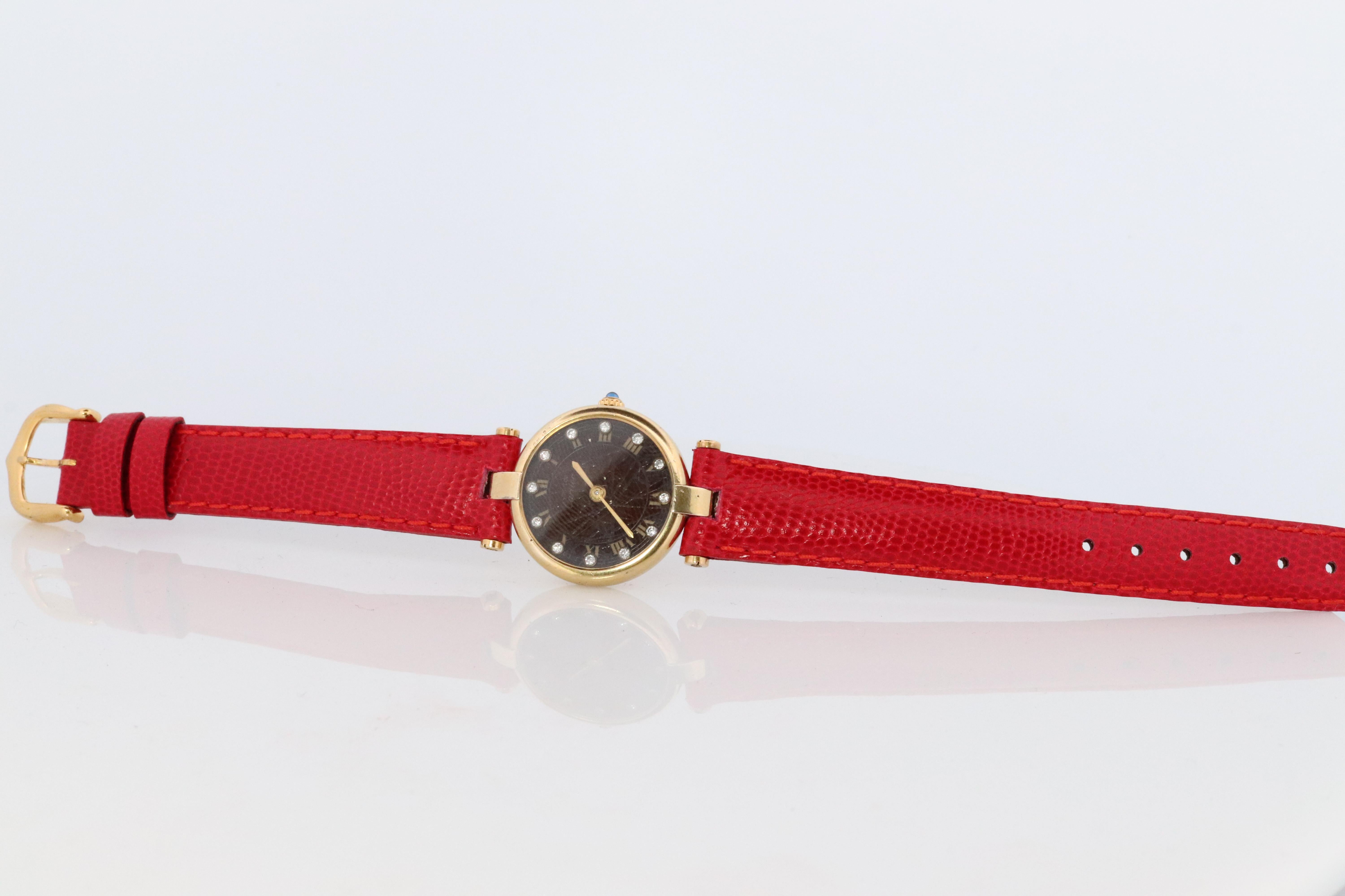 Reloj Cartier auténtico.

Vintage Must de Cartier Vendome

Rara araña de diamantes Esfera marrón oscuro.

Corona con cabujón de zafiro.


Estado: Desgaste propio de la edad. Nueva correa roja de cuero auténtico GUCCI. Hebilla Cartier auténtica.