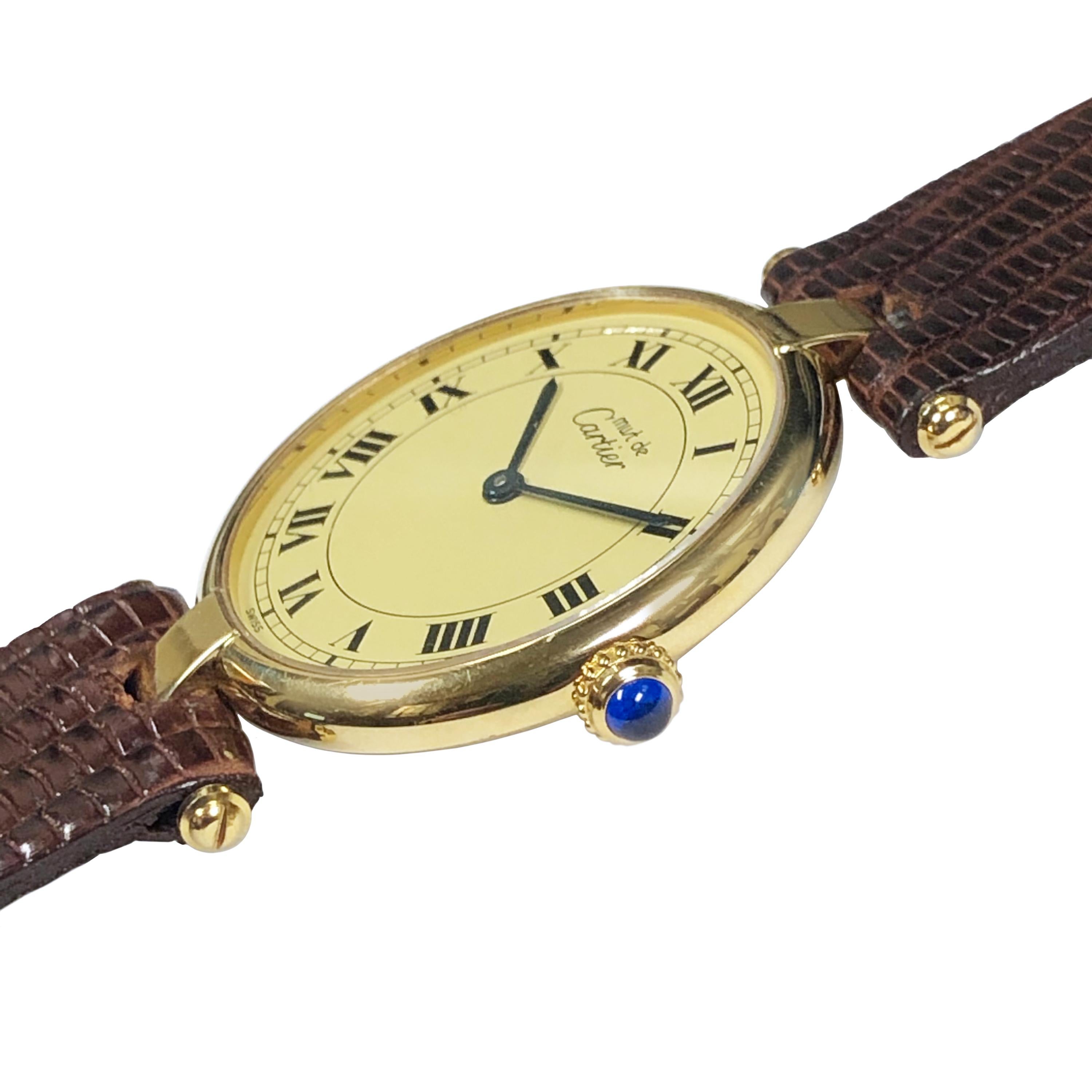 CIRCA 2000 Cartier, Must De Cartier Vendome Sammlung Armbanduhr, 30 MM Vermeil, ( Gold Plate auf Sterling Silber ) 2 Stück Fall. Quarzwerk, Saphirglas-Krone, cremefarbenes Zifferblatt mit schwarzen römischen Ziffern. Neues braunes Eidechsenarmband