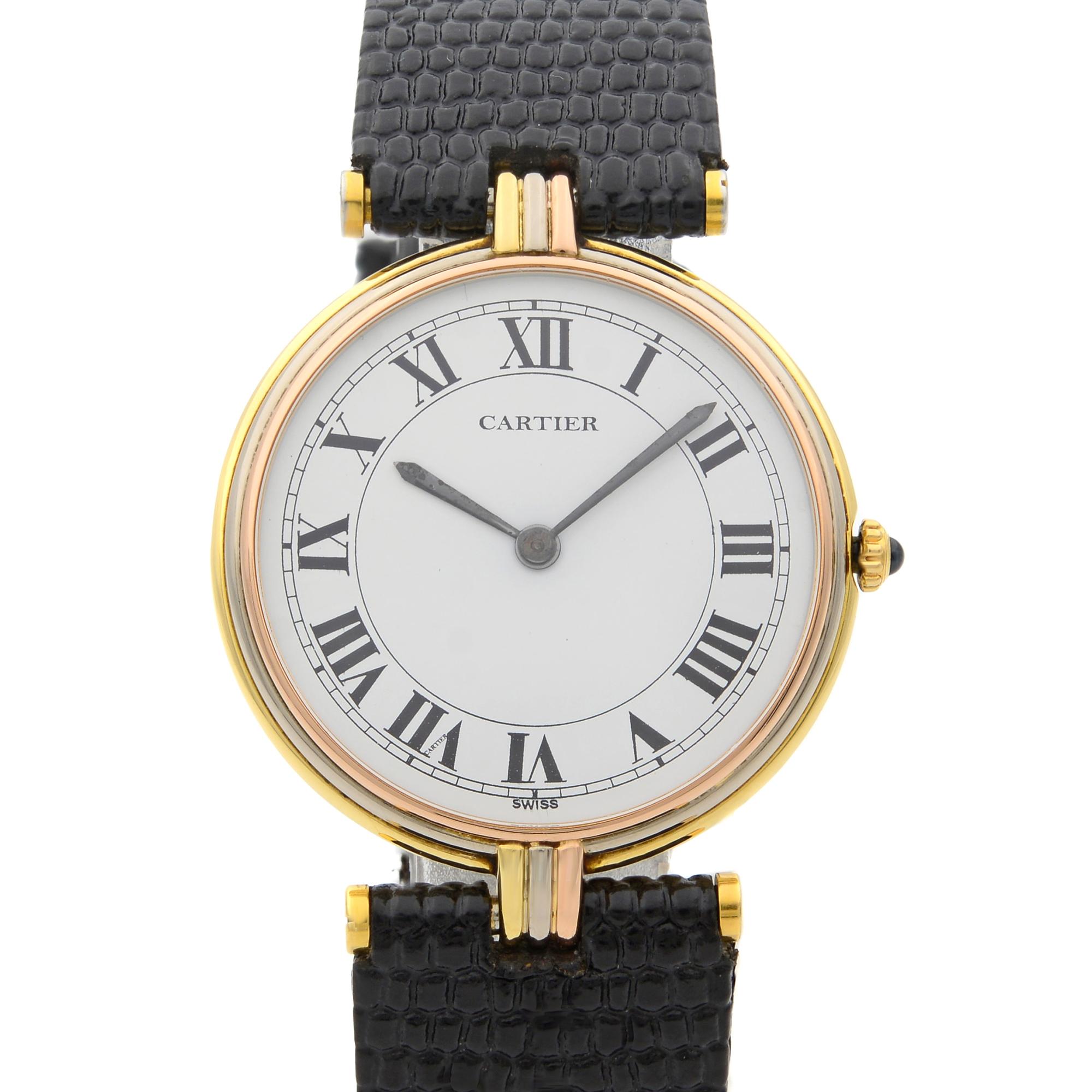 This pre-owned Cartier Paris 8100 is a beautiful Unisex timepiece that is powered by quartz (battery) movement which is cased in a yellow gold case. It has a round shape face, no features dial and has hand roman numerals style markers. It is