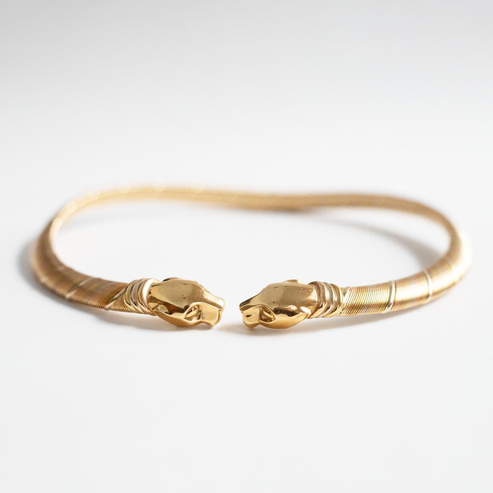 Cartier Panthère Halskette aus dreifarbigem 18-karätigem Gold. 

Diese wunderschöne strukturierte Halskette aus den 1990er Jahren ist als offener Kragen geformt und besteht aus abwechselnden Strängen aus Gelb-, Weiß- und Roségold über einem Kern aus