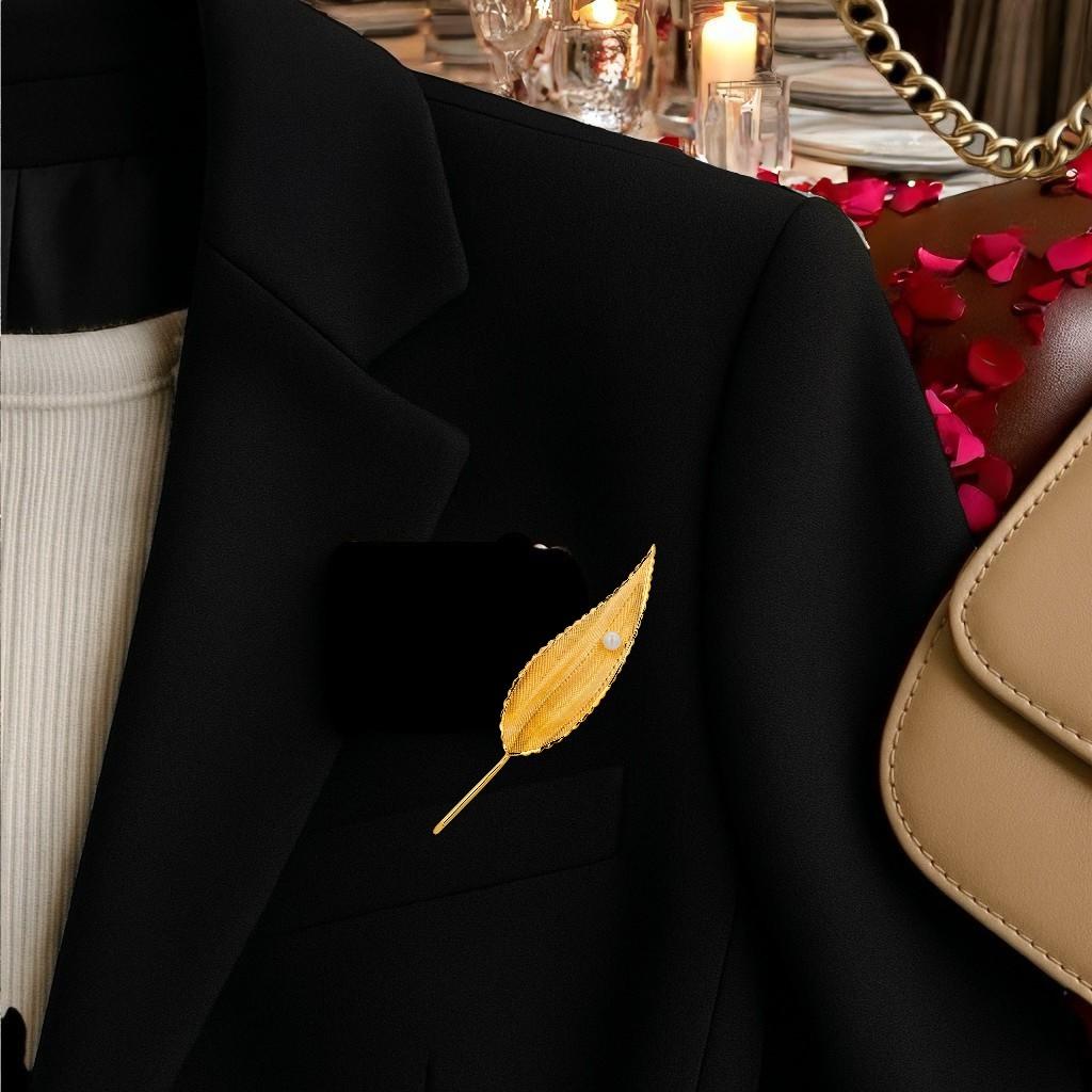 This exquisite Cartier 18 Karat Yellow Gold Leaf and Pearl Brooch is a timeless piece of luxury, reflecting the meticulous craftsmanship and design synonymous with Cartier. The pin features a beautifully sculpted leaf motif, crafted from