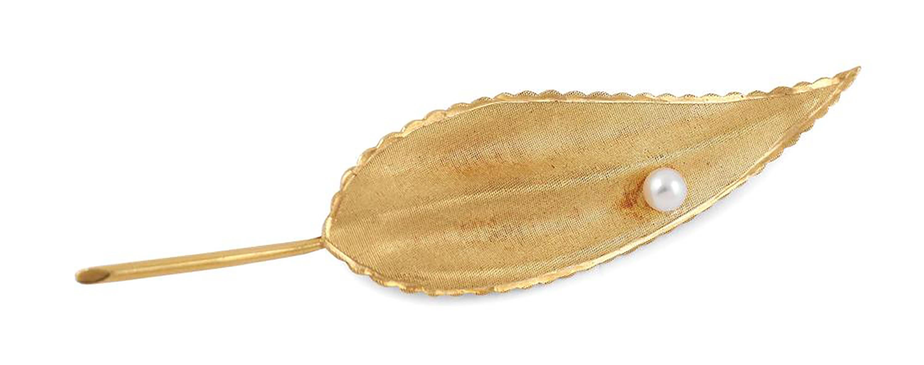 Women's or Men's Cartier Vintage 18 Karat Yellow Gold Leaf and Pearl Brooch For Sale