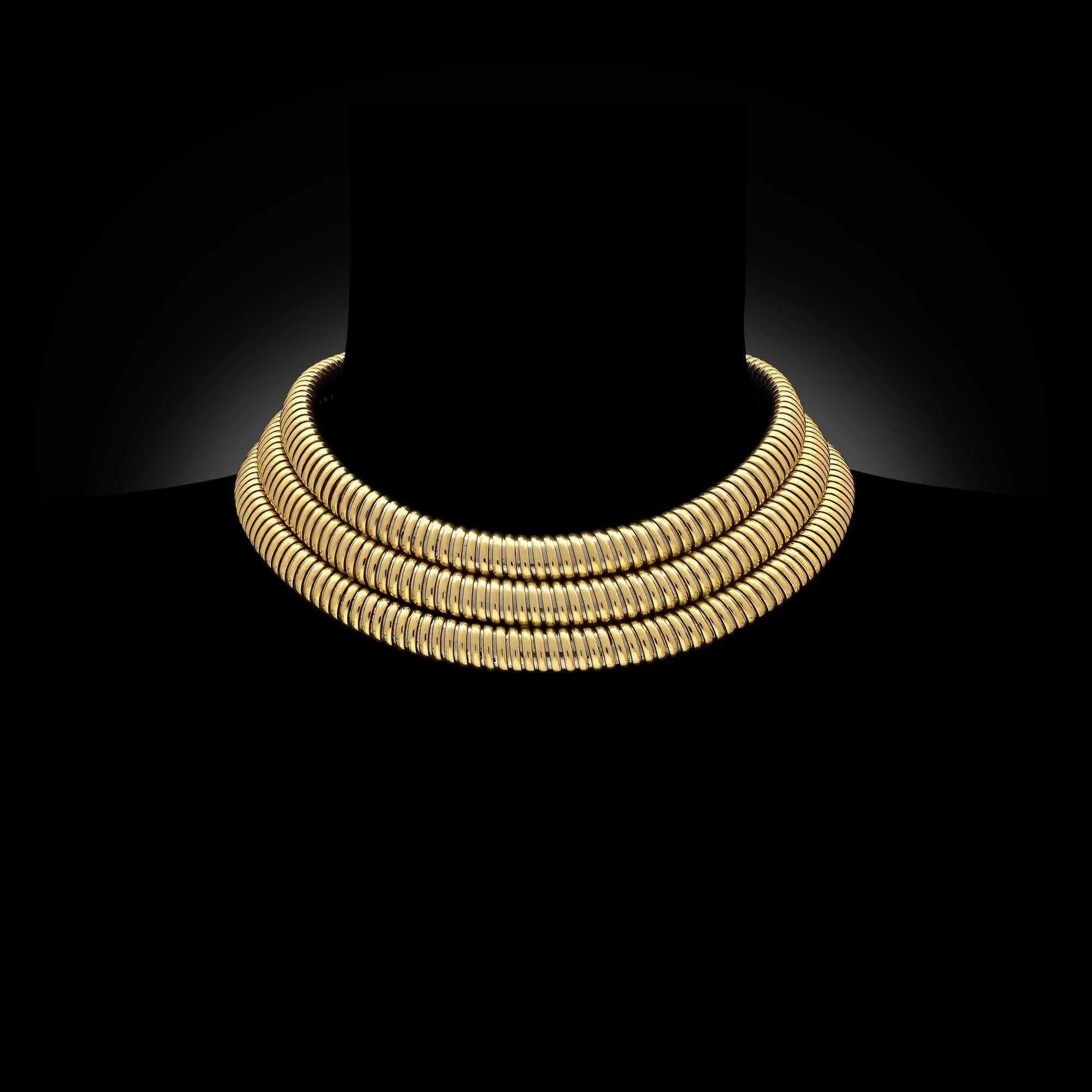 Creatore:
Cartier
Sommario:
Collana Tubogas a tre file in oro giallo 18ct vintage
Descrizione:
Collana tubogas d'epoca in oro giallo 18ct e acciaio di Cartier, circa 1987. Il collare è composto da tre file di tubogas altamente flessibili, di