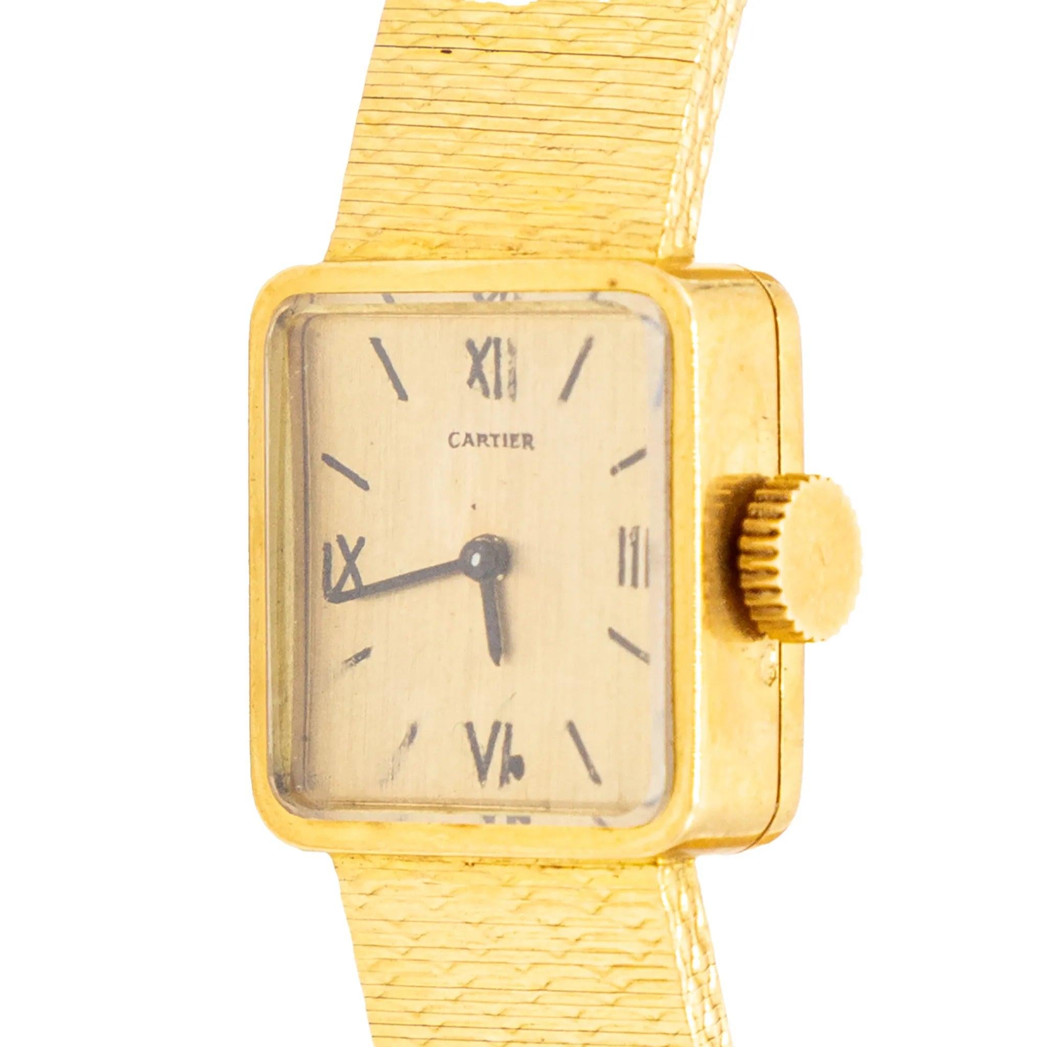 Ein exquisiter Vintage-Zeitmesser von Cartier, meisterhaft gefertigt aus 18 Karat Gelbgold. Mit ihrem schlanken, quadratischen Gehäuse, dem minimalistischen Zifferblatt mit römischen Ziffern und dem fein strukturierten, integrierten Armband