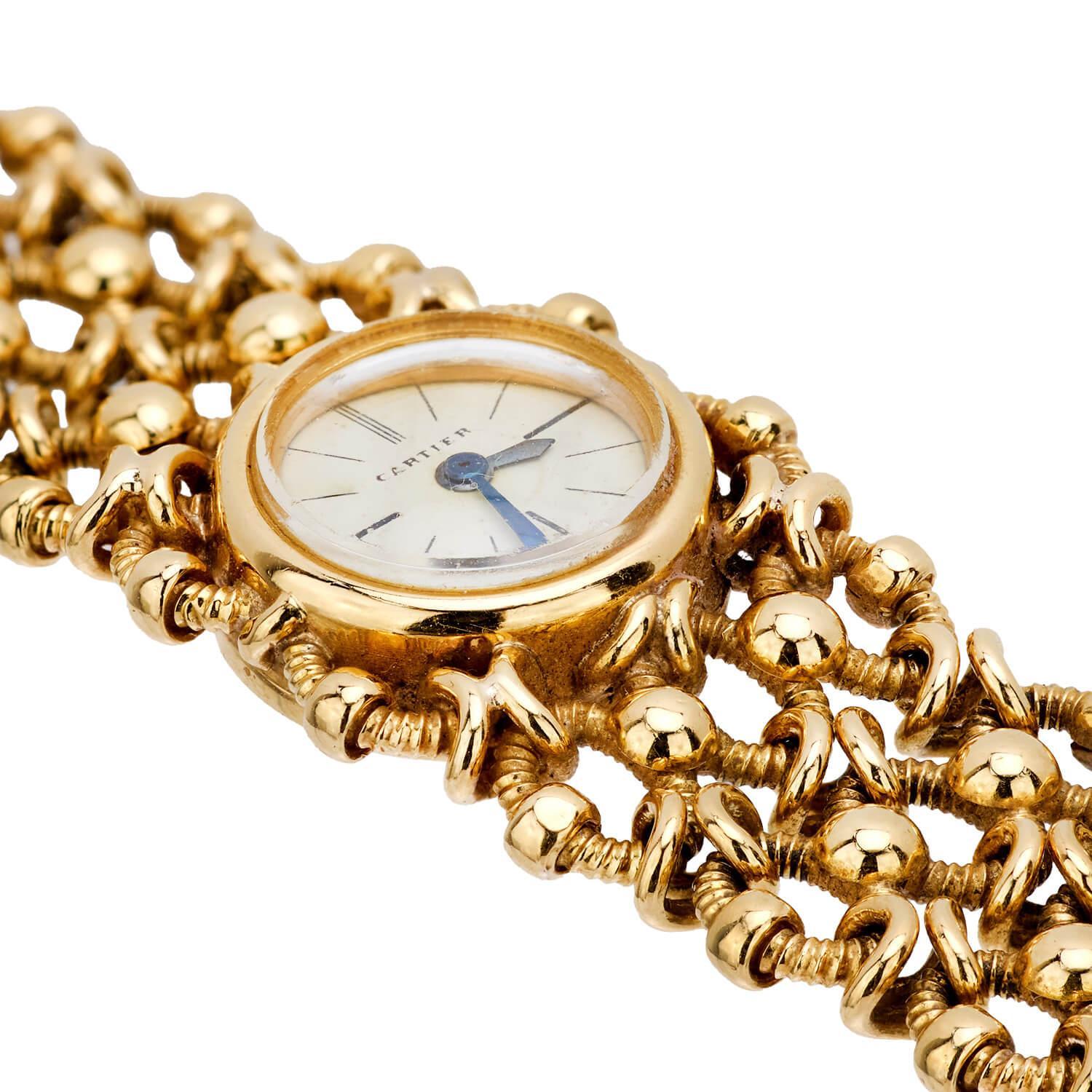 Eine zierliche und feminine Uhr des legendären Juweliers Cartier aus der Vintage-Ära (ca. 1960er Jahre)! Die elegante Uhr aus 18 Karat Gelbgold hat ein kleines, rundes Zifferblatt mit dünnen, langen Linien, die die Zahlen eins bis zwölf darstellen.