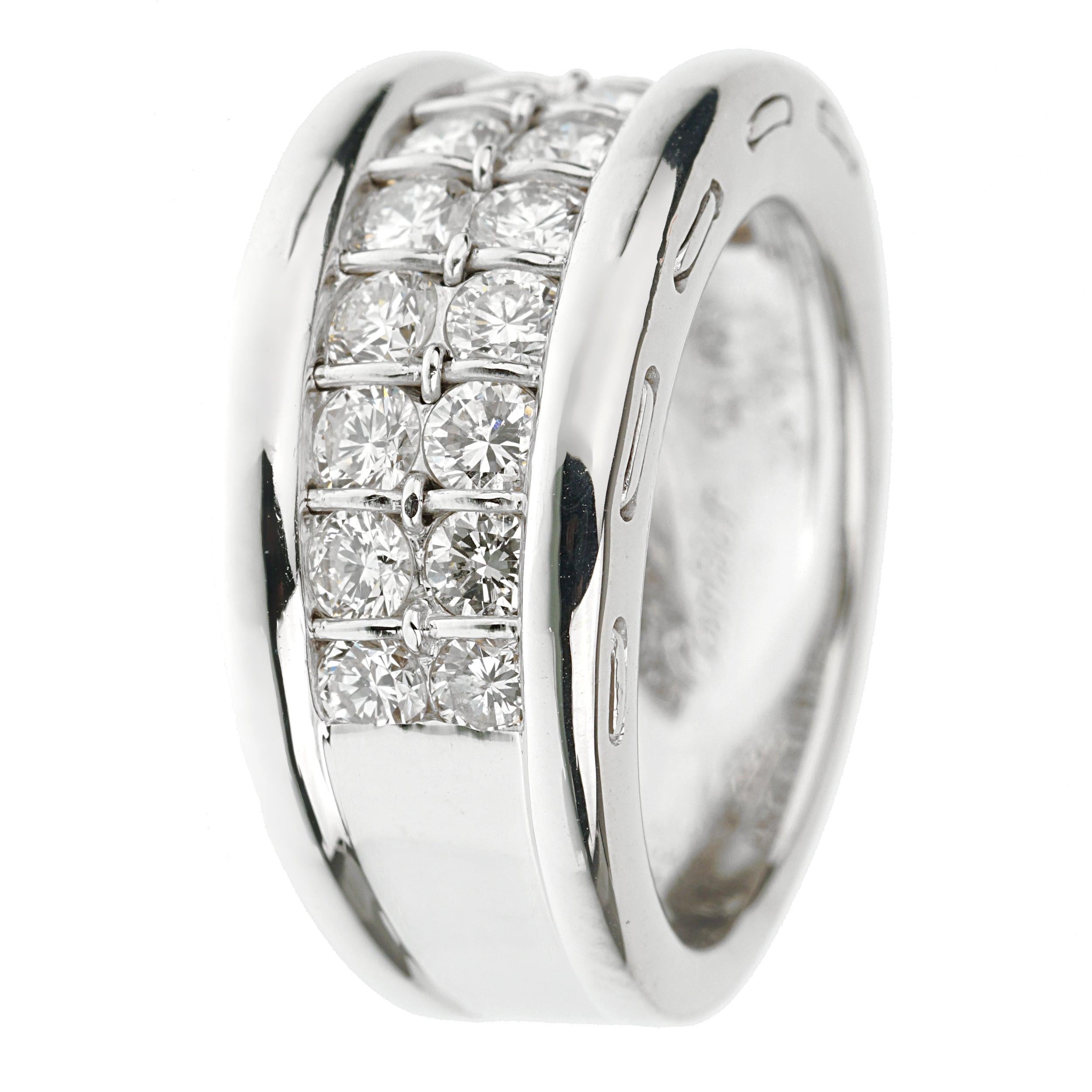 L'anello a fascia con diamanti in oro bianco Cartier Vintage è una miscela senza tempo di eleganza e maestria. Realizzato in oro bianco 18 carati, presenta due file di diamanti a taglio brillante che brillano con un'eccezionale luminosità.

Un
