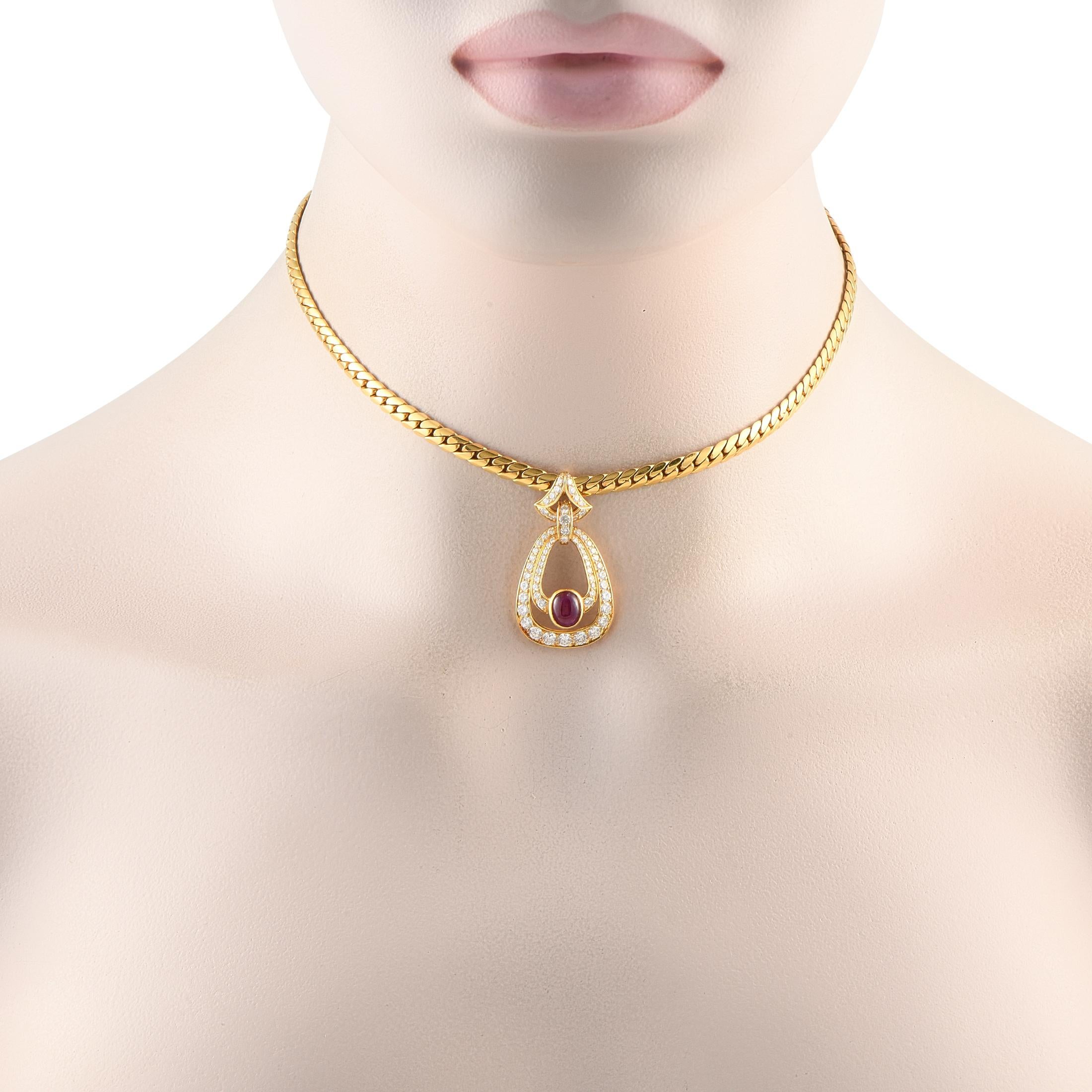 Este collar Cartier vintage es innegablemente impresionante. Un Rubí de 0,90 en el centro sirve de impresionante punto focal, mientras que los Diamantes con un peso total de 1,70 quilates elevan aún más esta pieza impecablemente elaborada. El